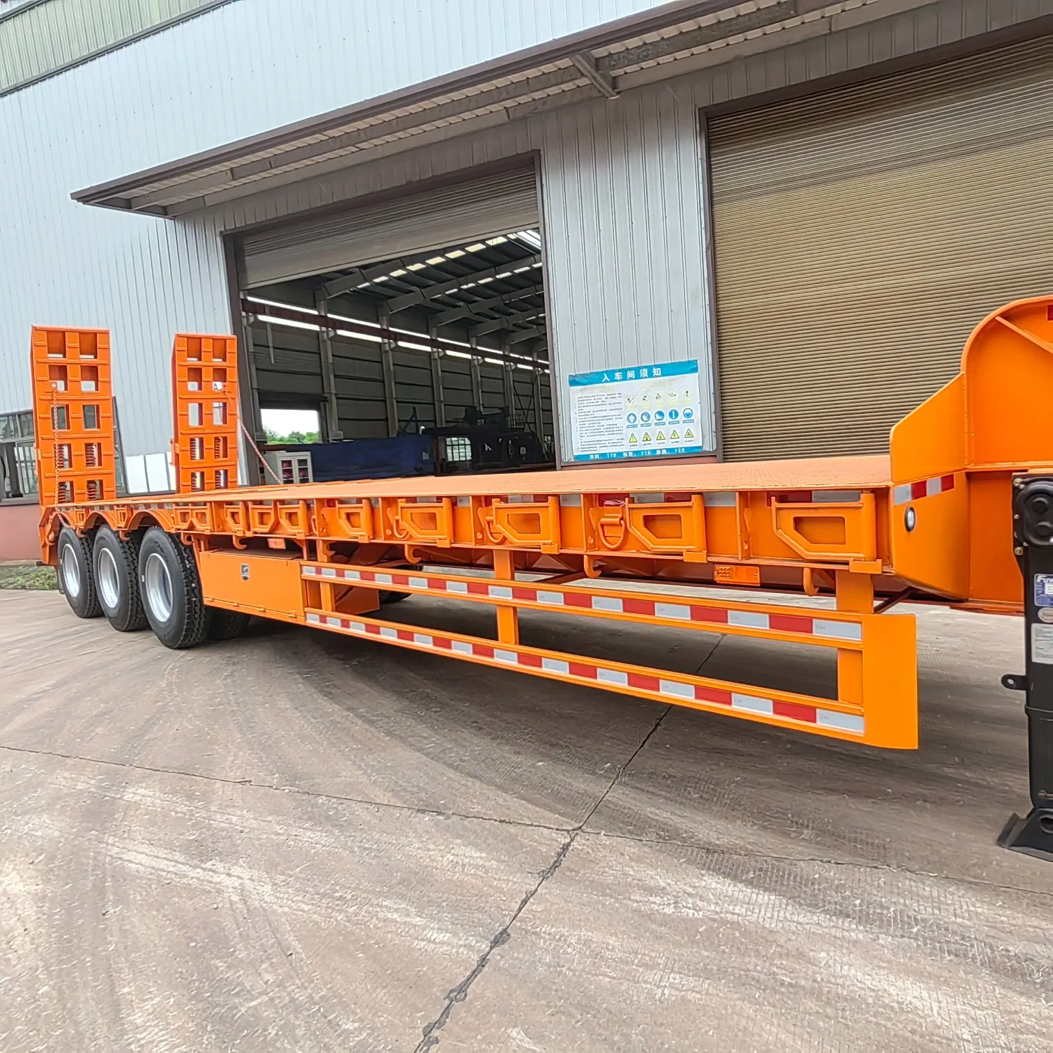 China Factory 3 4 5 Axle 60ton Truck Trailer Hydraulic Ramp Low Bed Lowboy Semi Trailer for Excavator Transport