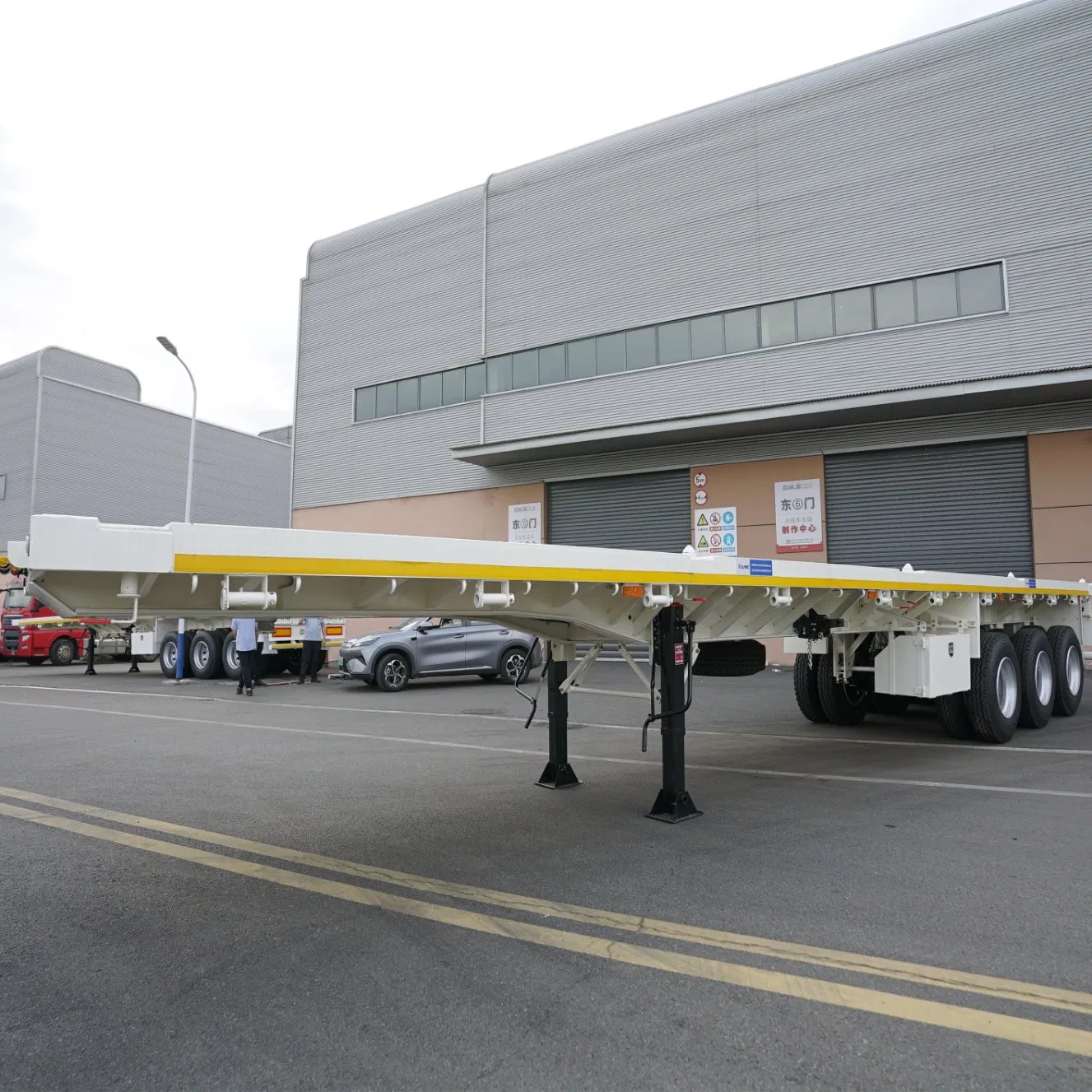 60ton 80tons 50feet 45feet 40feet Tri Axle Cargo/Container Transport Flatbed/Platform Truck Semi Trailer with 12PCS Twist Locks for Sale in Tanzania