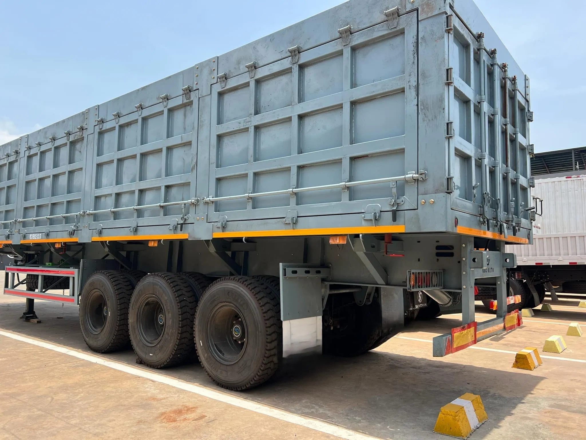 Factory Customized 2 3 Axles Auto Vehicle Transport Transportation Side Tipper Dump Hydraulic Mechanical Lifting Towing Double Deck Drop Carrier Semi Trailer