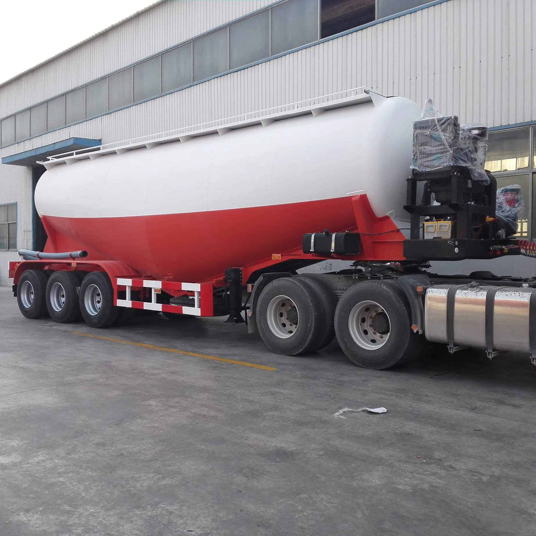 30/40/50/60cbm 2/3 Axle Bulk Cement/Fly Ash/Flour/Powder Material Transport V Shape Aluminum Alloy Tanker Semi Trailer with Engine Air Compressor