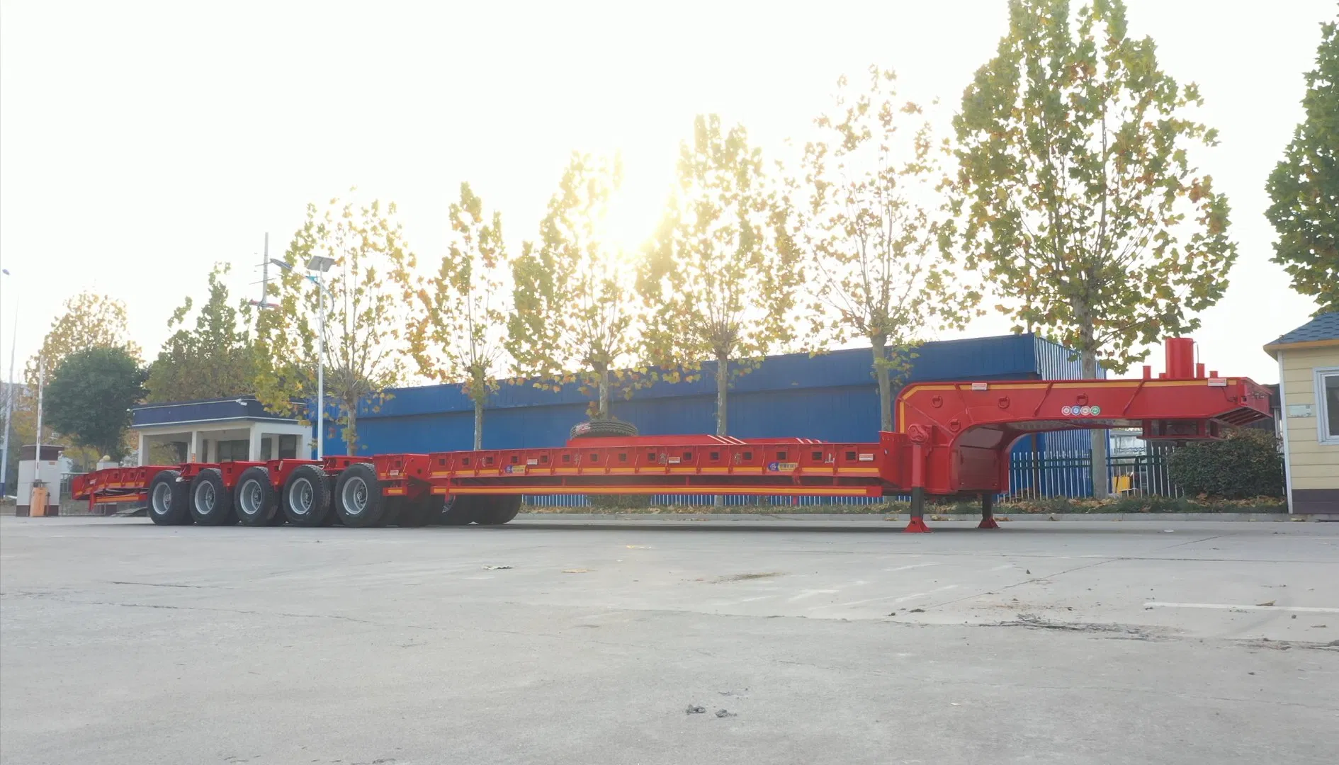 Extendable Lowboy / Lowbed Semi Trailer Multi Axles 100t-150t Heavy Duty Low Flat Bed Step Deck Truck Trailer for Construction Machinery Transport