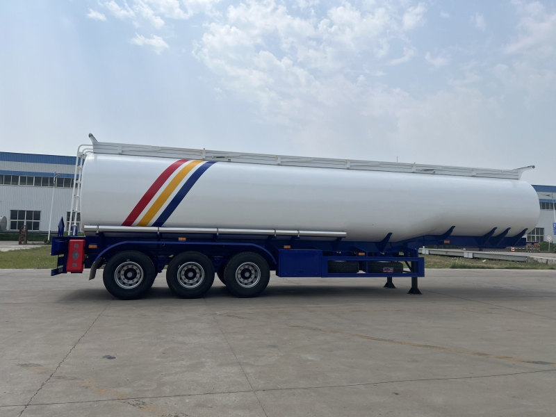 Steel/Aluminum 5/6 Compartments Oil/Fuel Tanker Semi Truck Trailer for 45cbm/ 42cbm/35cbm Gas/Diesel Transport with Pump