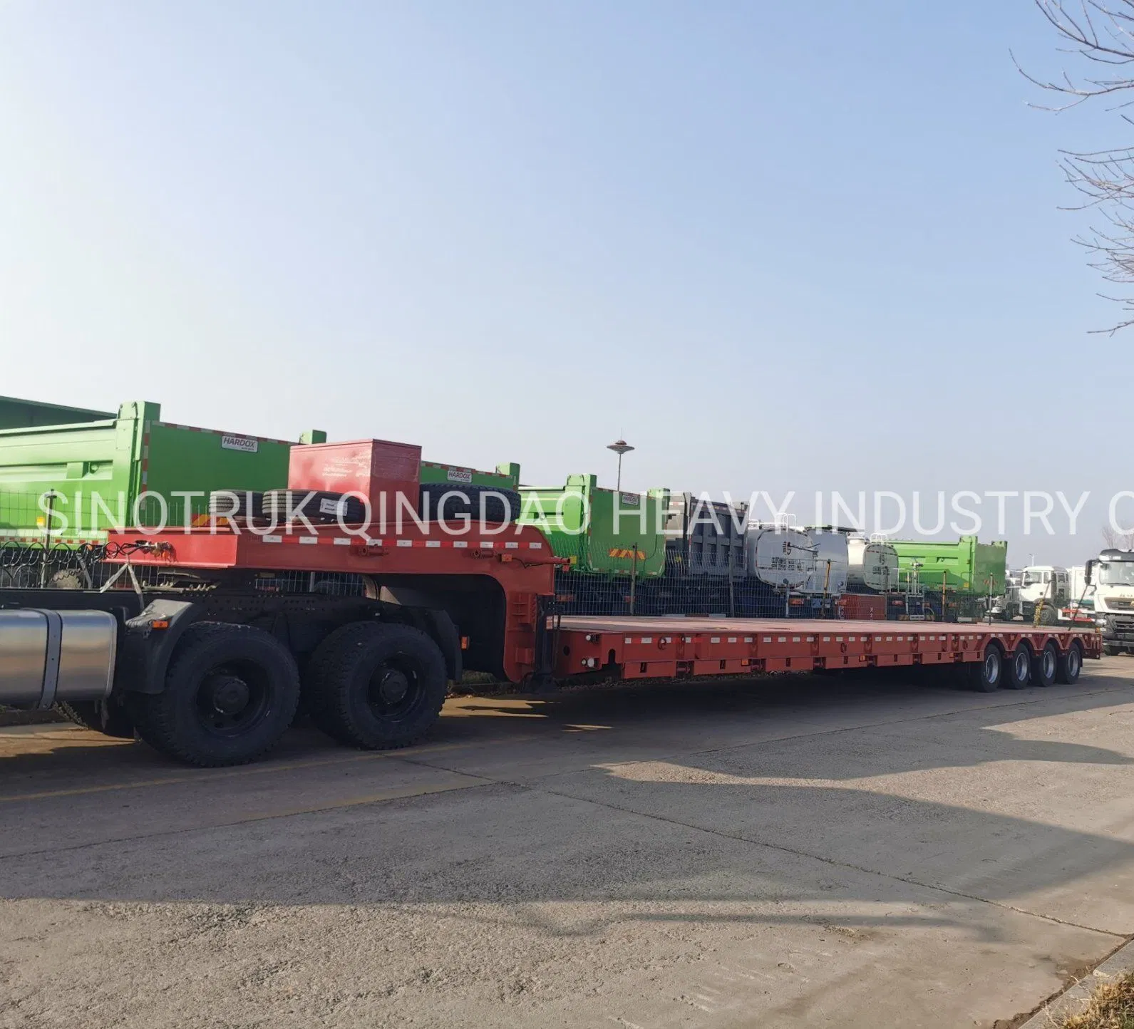 Manufacturers Sinotruk 4 Axle Lowboy Truck Low Loader Flatbed Low Bed Semi-Trailer Semi Trailer Transport Container Heavy Duty Cargo Truck Trailer for Equipment