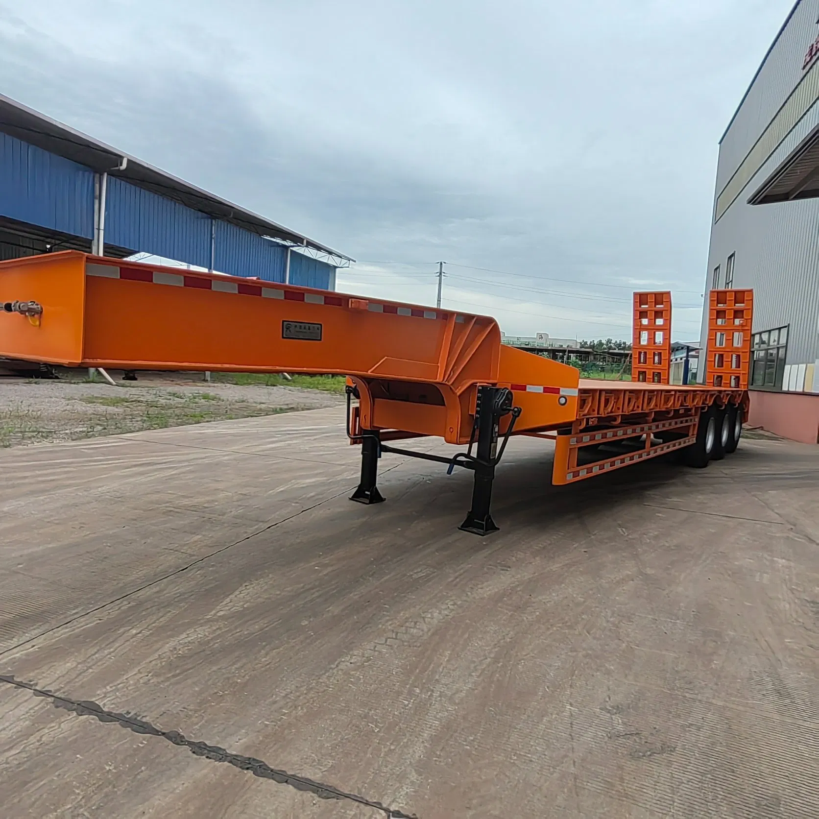 China Factory 3 4 5 Axle 60ton Truck Trailer Hydraulic Ramp Low Bed Lowboy Semi Trailer for Excavator Transport