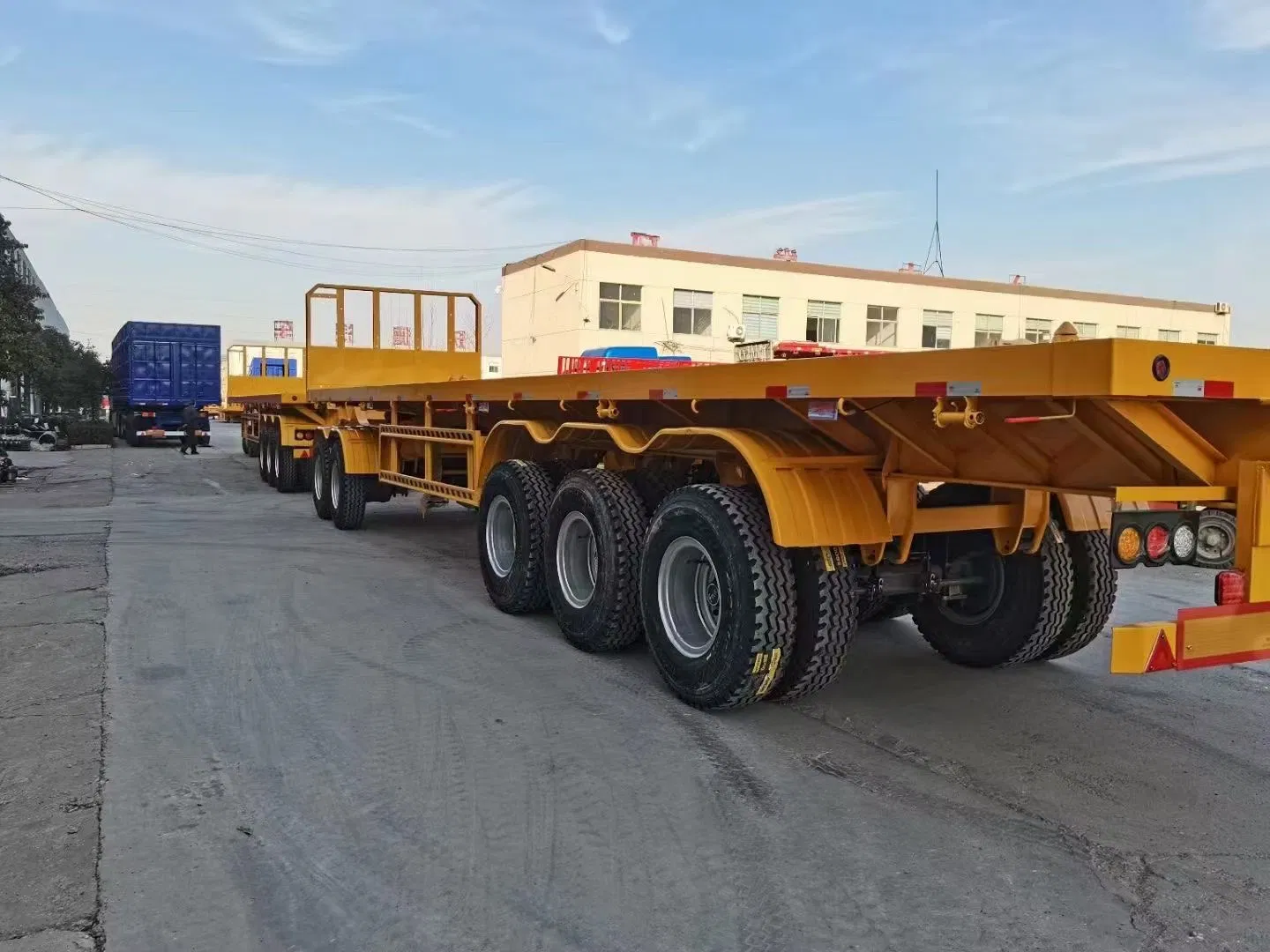 Spot Discounted International 2/3/4 Axles 50 Tons 20/40 Foot FT Container Shipping Flat Deck Platform Triaxle Flatbed Truck Semi Trailer