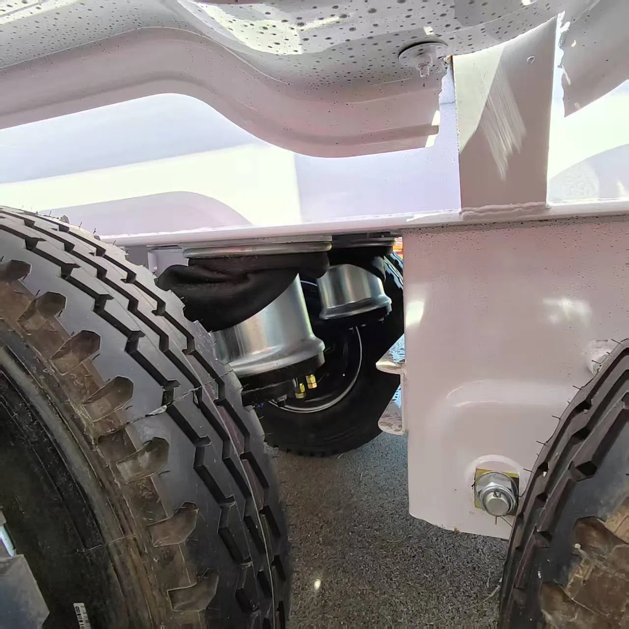 Factory Price 2 Axle Heavy Duty Carbon Steel Material Crude Oil Tanker Petrol Diesel Water Edible Fuel Tank Truck Semi Trailer