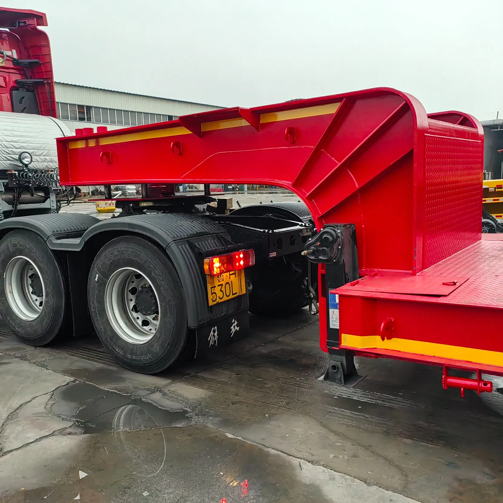 Flatbed Semi-Trailer 4 Axles Low Cargo Platform Small Tire Trailer Excavator Transport Vehicle