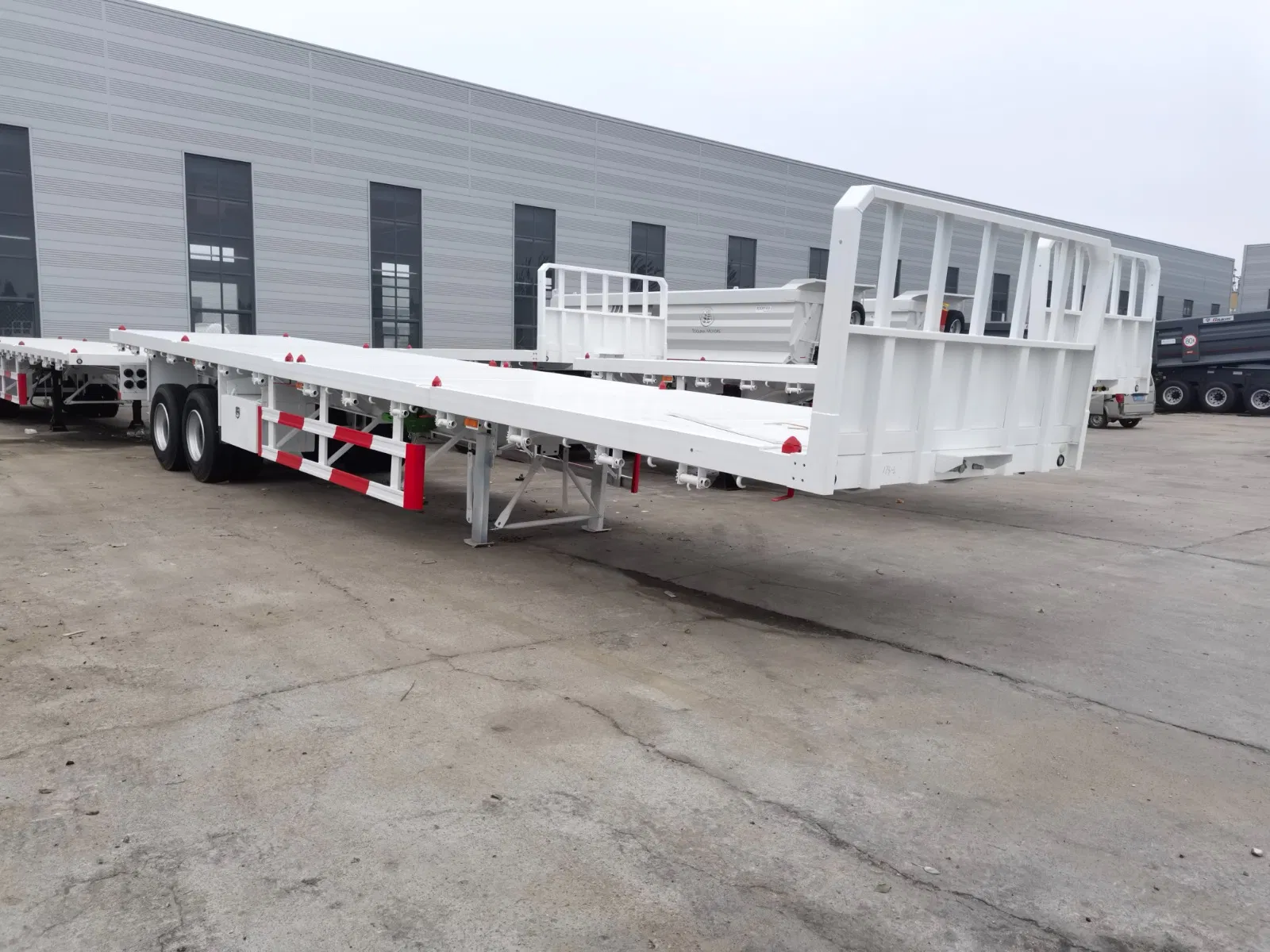 2 Axles Headboard Flatbed Timber or Log Loader Bulk Cargo Transport Semi Trailer with Side Posts