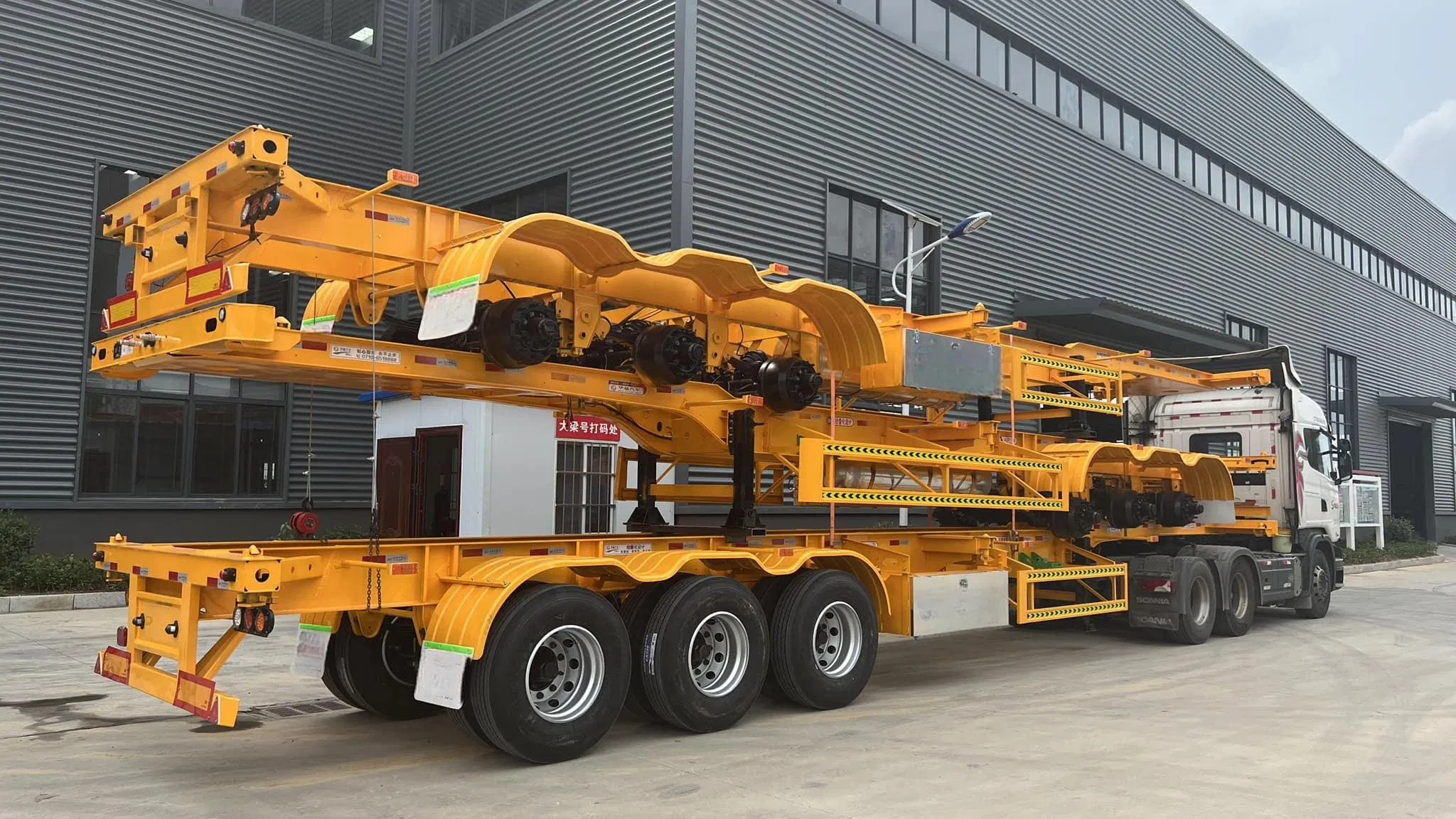 High Quality 20FT 40FT Container Cargo Flatbed Trailer 3axles Skeleton Semi Trailer for Transportation