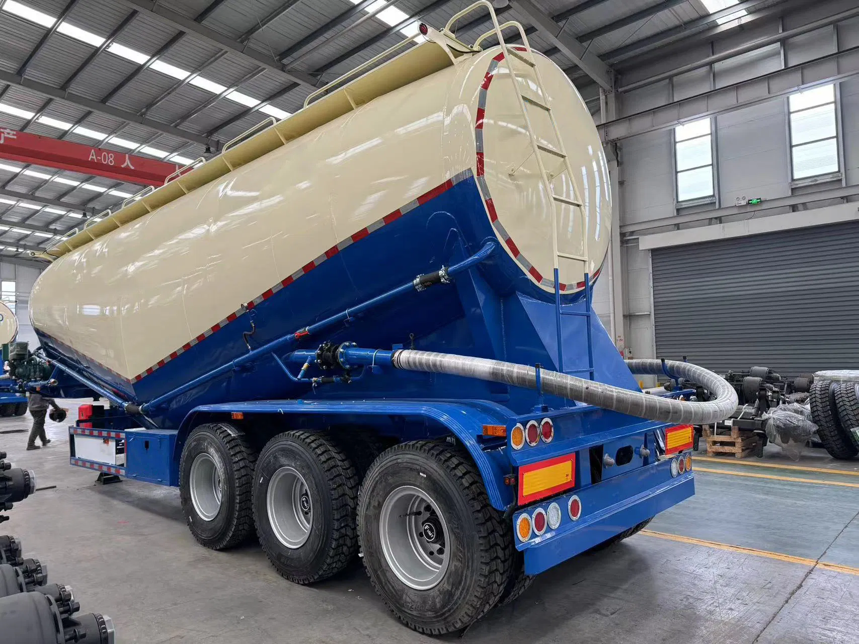 Capacity 45cbm/50cbm 3/4 Axles Carbon Steel Cement Dry Tank Trailer for Heavy Duty Powder Transport