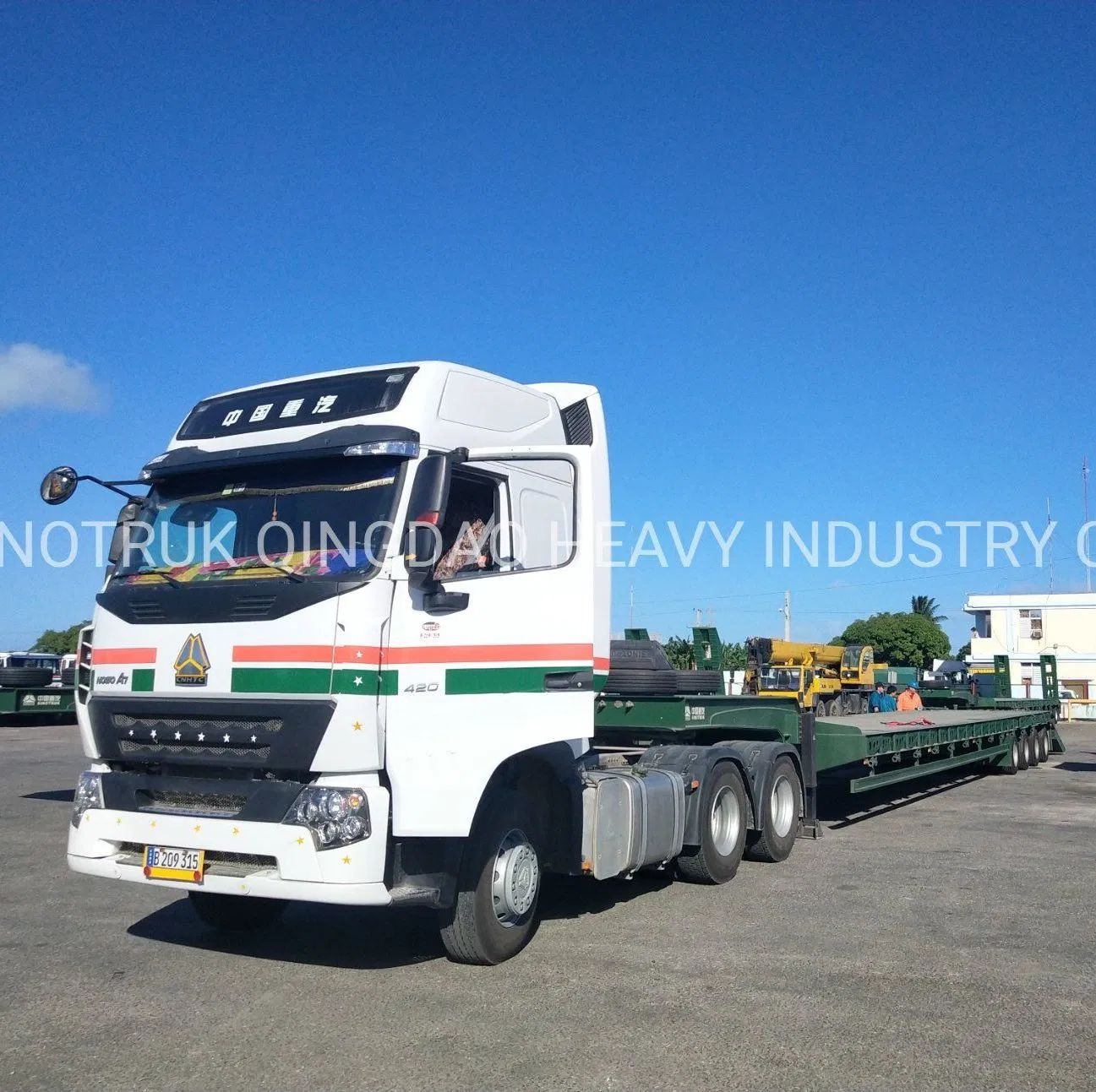 Manufacturers Sinotruk 4 Axle Lowboy Truck Low Loader Flatbed Low Bed Semi-Trailer Semi Trailer Transport Container Heavy Duty Cargo Truck Trailer for Equipment