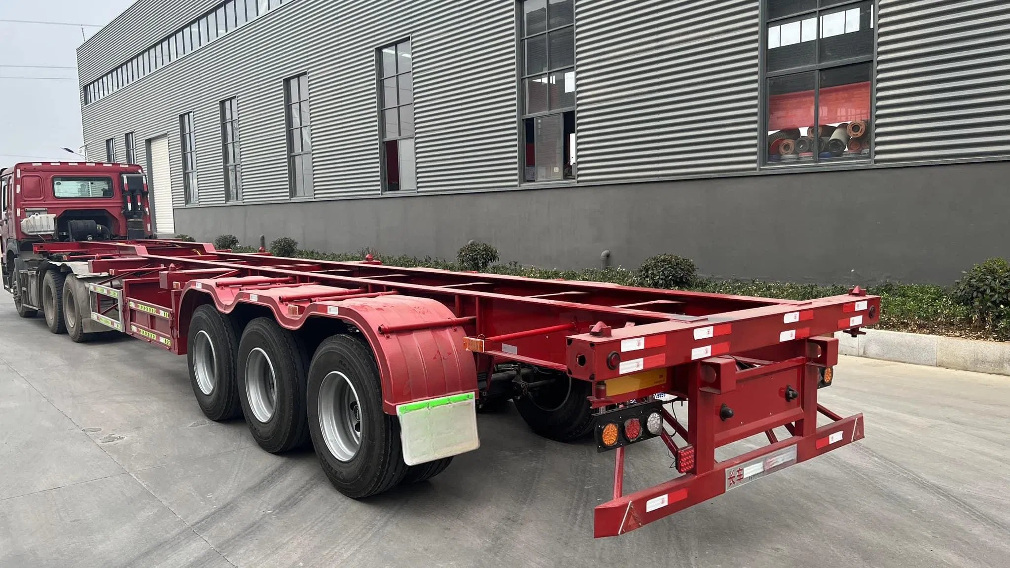 Hot Sale Container Cargo Flatbed Trailer 3axles Gooseneck Beam Skeleton Chassis Semi Trailer for Logistics