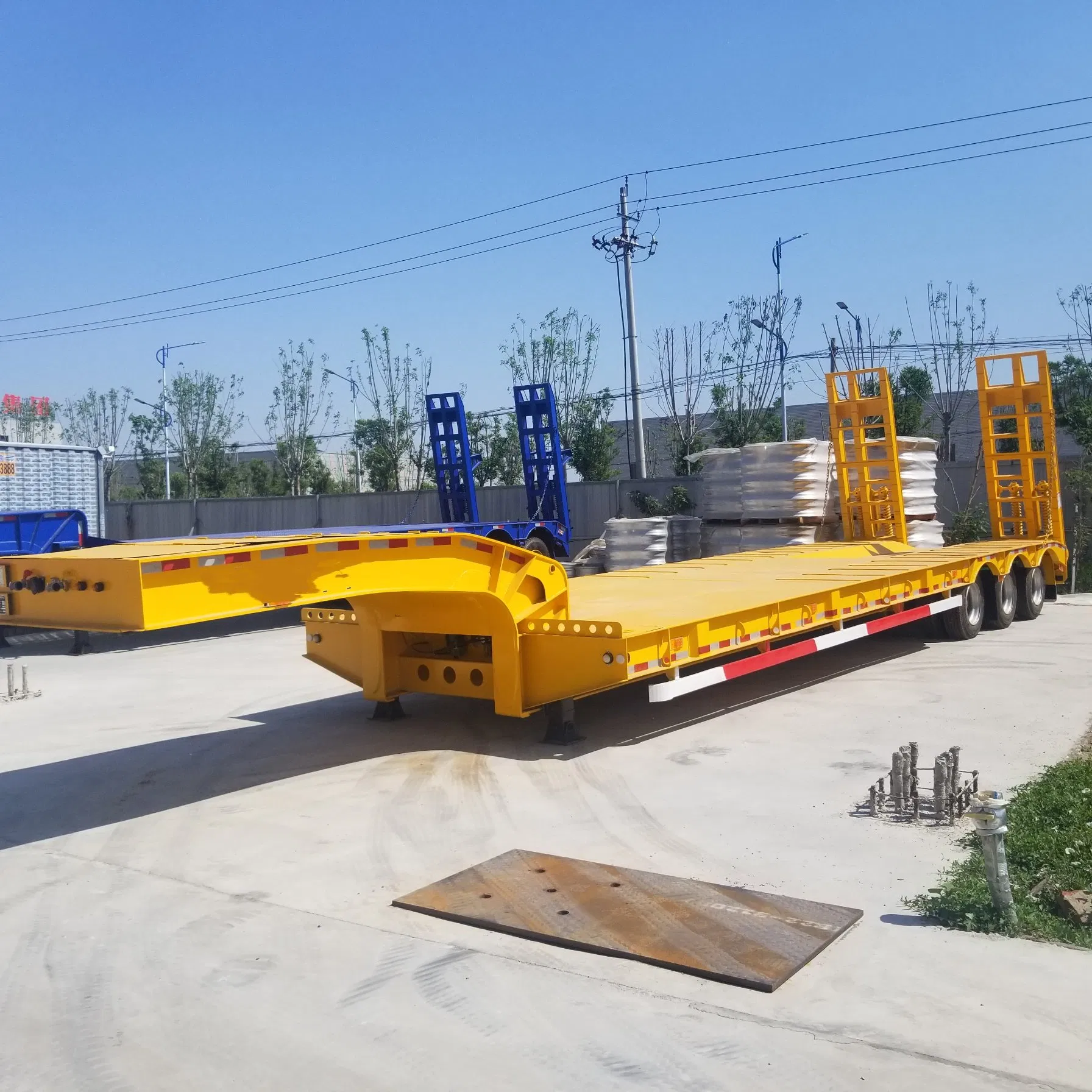 China High Quality 50 FT Excavator Lowbed Trailer 3 Axle 100 Ton Gooseneck Lowboy Flatbed Semi Truck Trailer Hydraulic Ramp Low