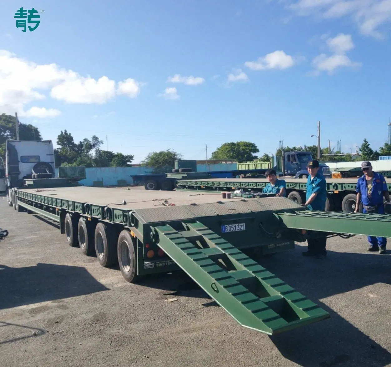 Manufacturers Sinotruk 4 Axle Lowboy Truck Low Loader Flatbed Low Bed Semi-Trailer Semi Trailer Transport Container Heavy Duty Cargo Truck Trailer for Equipment