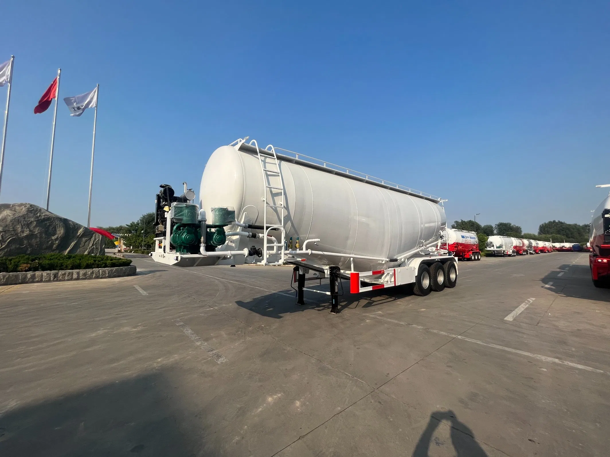 Factory 2/3/4 Axles 35/40/45/55cbm 30-70tons Dry Bulk Cement/Fly Ash/Flour/Powder/Silo Material Trailer Transport Semi Tank/Tanker Heavy Duty Semi Truck Trailer