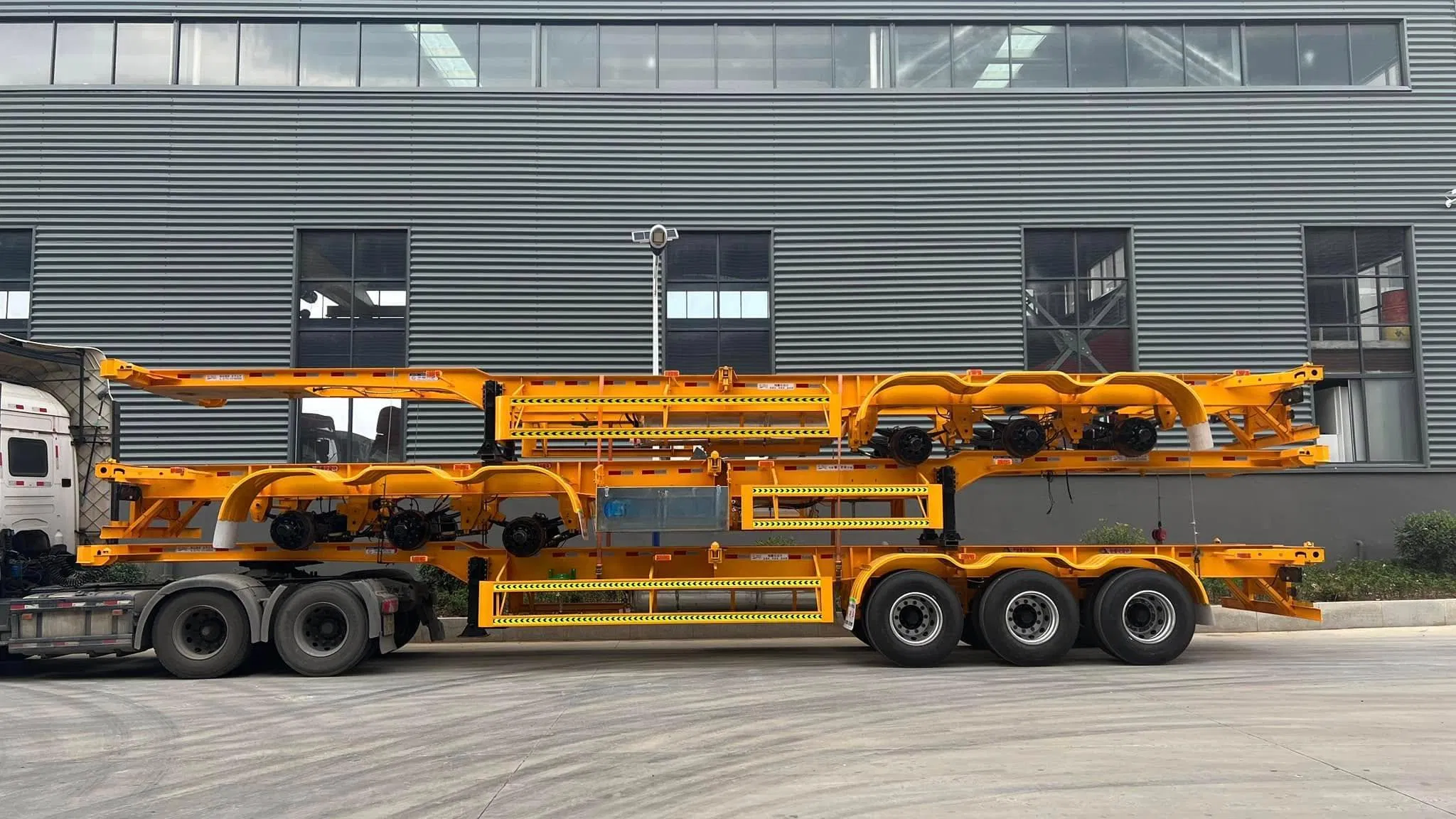 High Quality 20FT 40FT Container Cargo Flatbed Trailer 3axles Skeleton Semi Trailer for Transportation