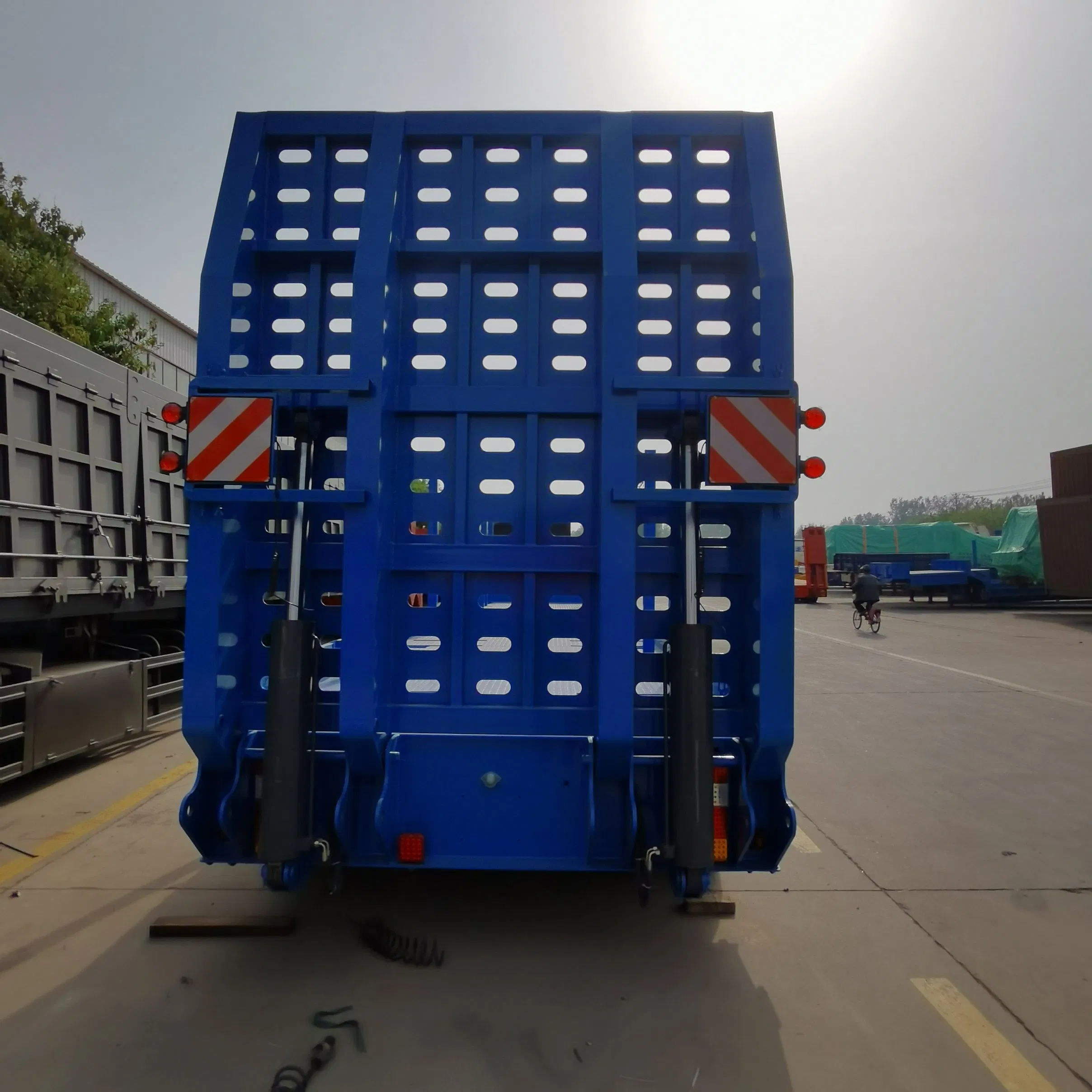 Factory Pricec 5-Axle Gooseneck Low Bed Truck Trailer Lowbed Semi-Trailer with Hydraulic Ramp 60t Log Transport Heavy Duty Steel Frame Lowboy Trailer