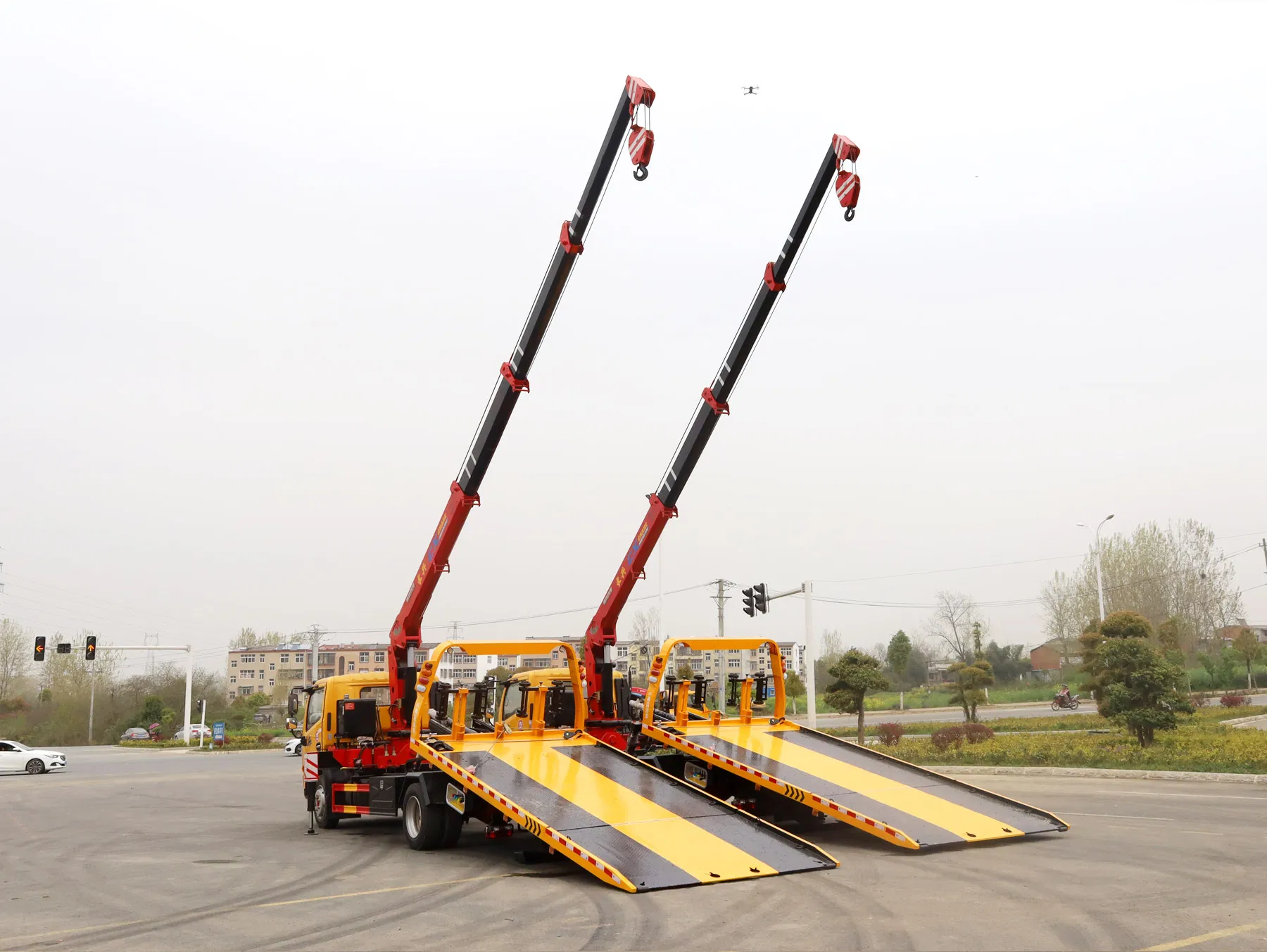 New Design Special Purpose Dongfeng 4X2 Flatbed Tow Truck with 5 Ton Crane for Rescue and Lifting Cars