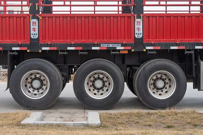 Vehicle Master 3 Axle Sheep Cattle Transporter Fence Trailer Livestock Trailer Truck Animal Transport Semi Trailer