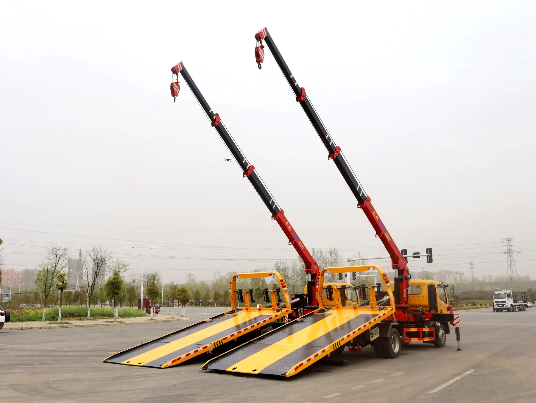 New Design Special Purpose Dongfeng 4X2 Flatbed Tow Truck with 5 Ton Crane for Rescue and Lifting Cars