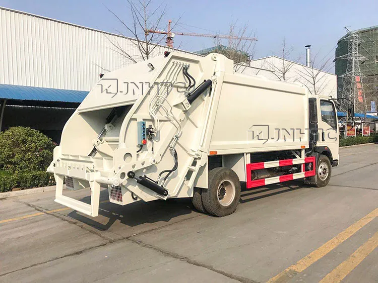 Garbage Compactor Truck 8