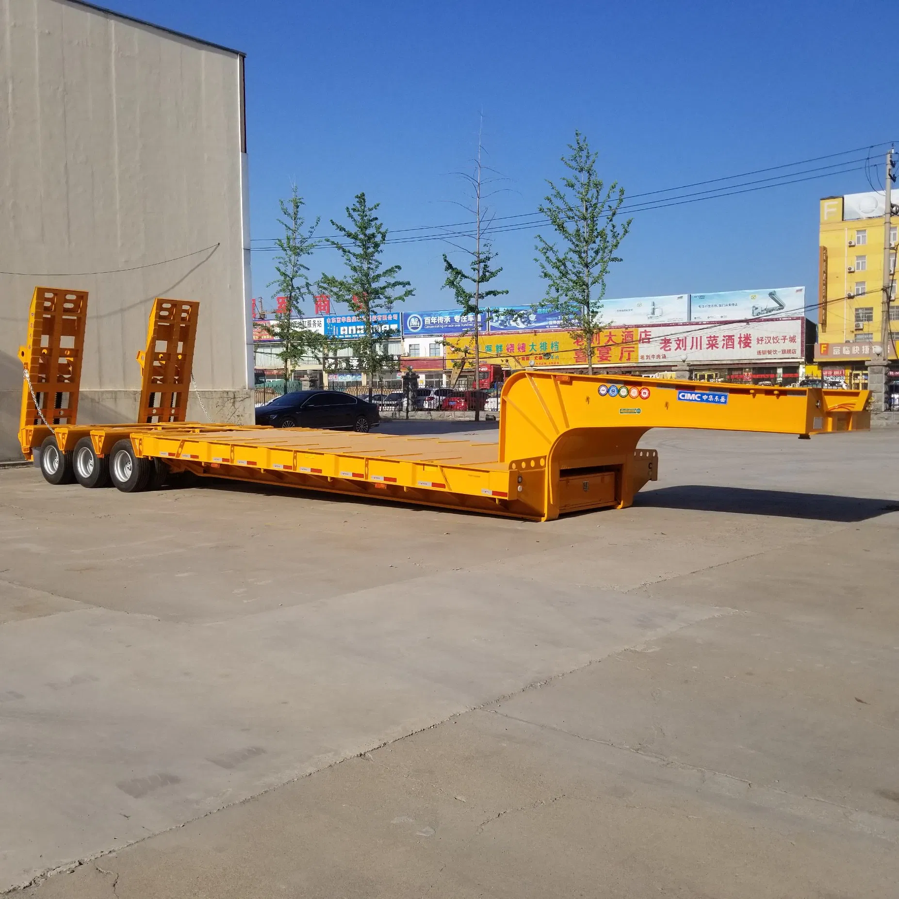 China High Quality 50 FT Excavator Lowbed Trailer 3 Axle 100 Ton Gooseneck Lowboy Flatbed Semi Truck Trailer Hydraulic Ramp Low