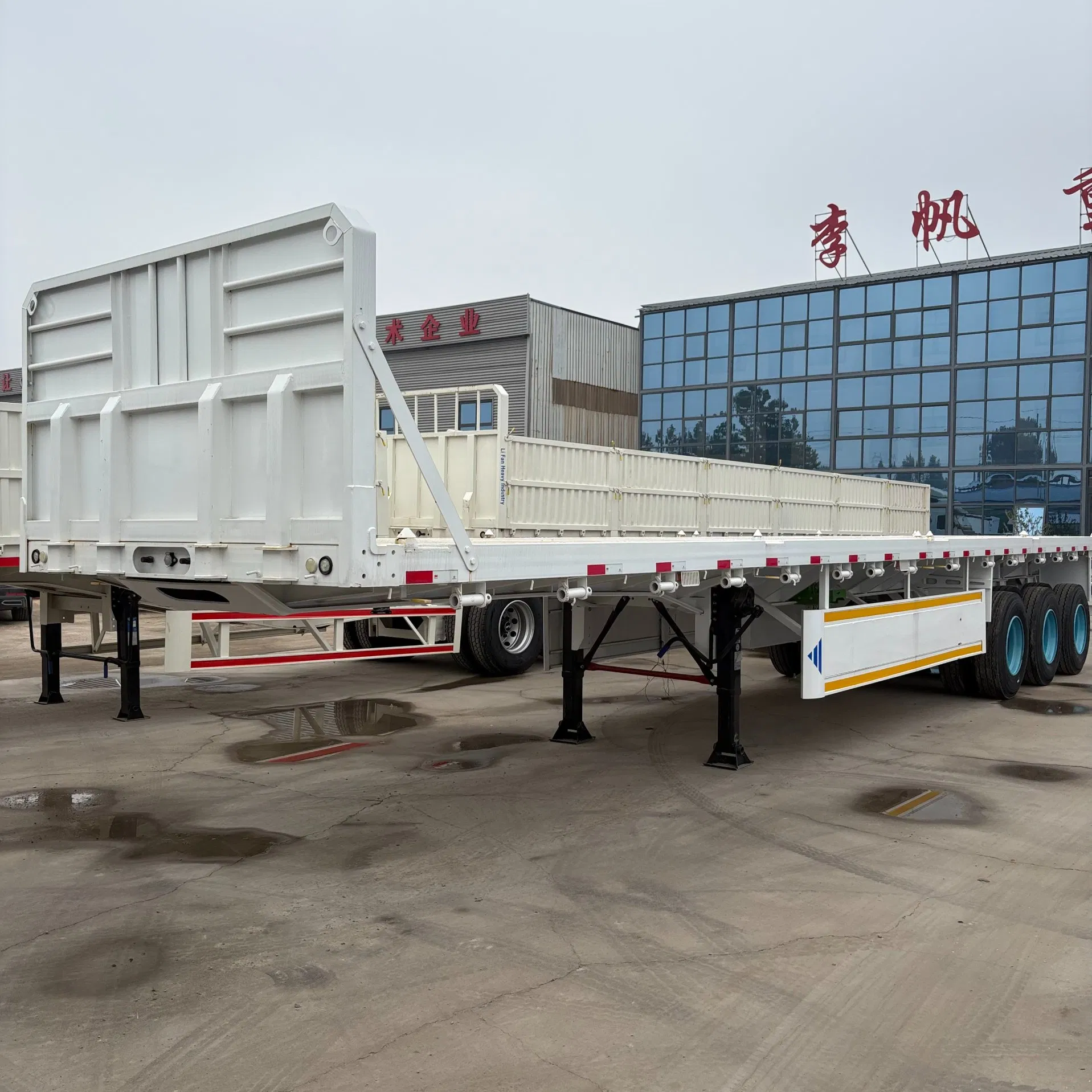 Durable Multi-Purpose Loading Platform for Long-Haul Flatbed Semi Trailer