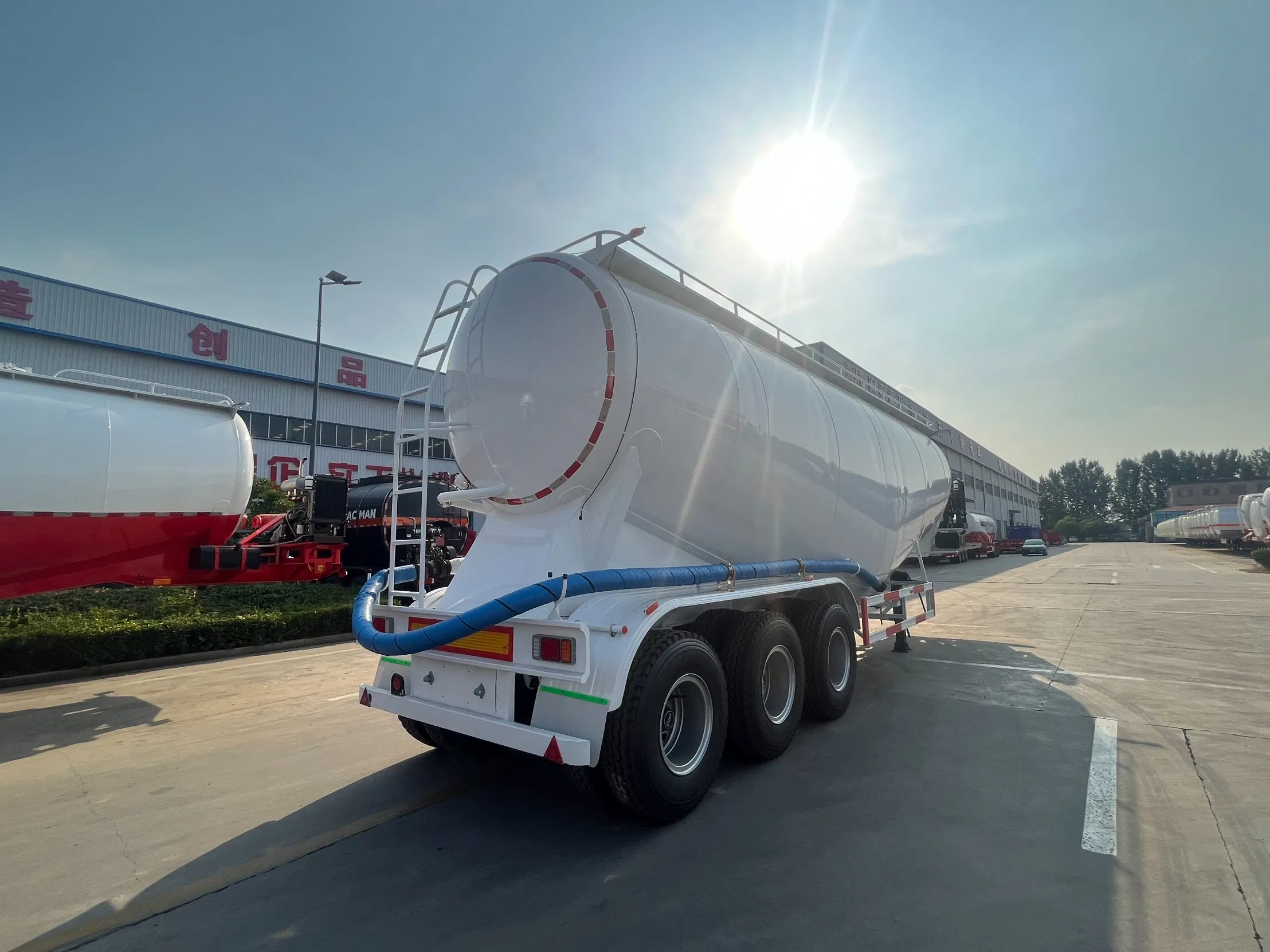 Factory 2/3/4 Axles 35/40/45/55cbm 30-70tons Dry Bulk Cement/Fly Ash/Flour/Powder/Silo Material Trailer Transport Semi Tank/Tanker Heavy Duty Semi Truck Trailer
