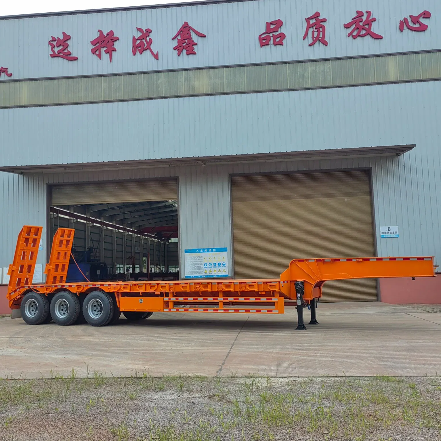China Factory 3 4 5 Axle 60ton Truck Trailer Hydraulic Ramp Low Bed Lowboy Semi Trailer for Excavator Transport