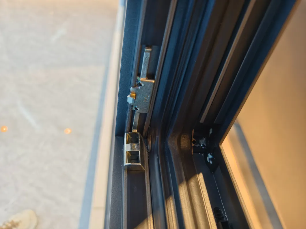 Ventana de doble acristalamiento de aluminio negro moderno y popular con apertura oscilobatiente