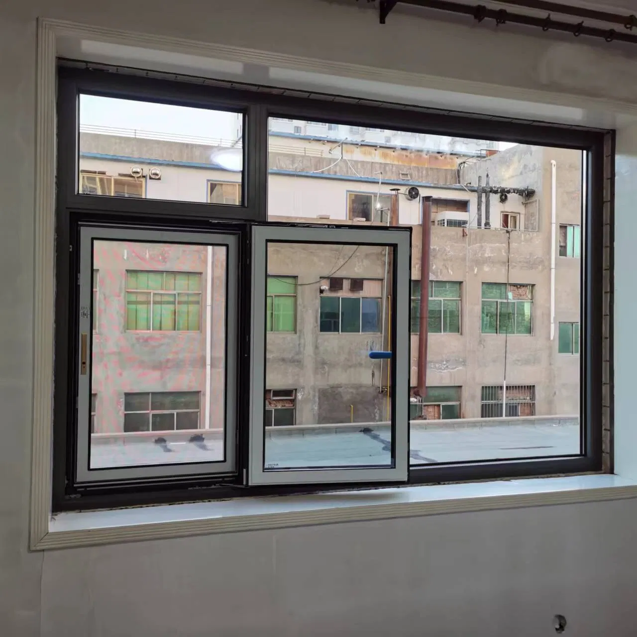 Nuevo diseño moderno popular de alta calidad ventanas de vidrio doble acristaladas con aislamiento térmico, gran ventana de bahía, ventana de casement de aluminio oscilobatiente para sala de estar y balcón