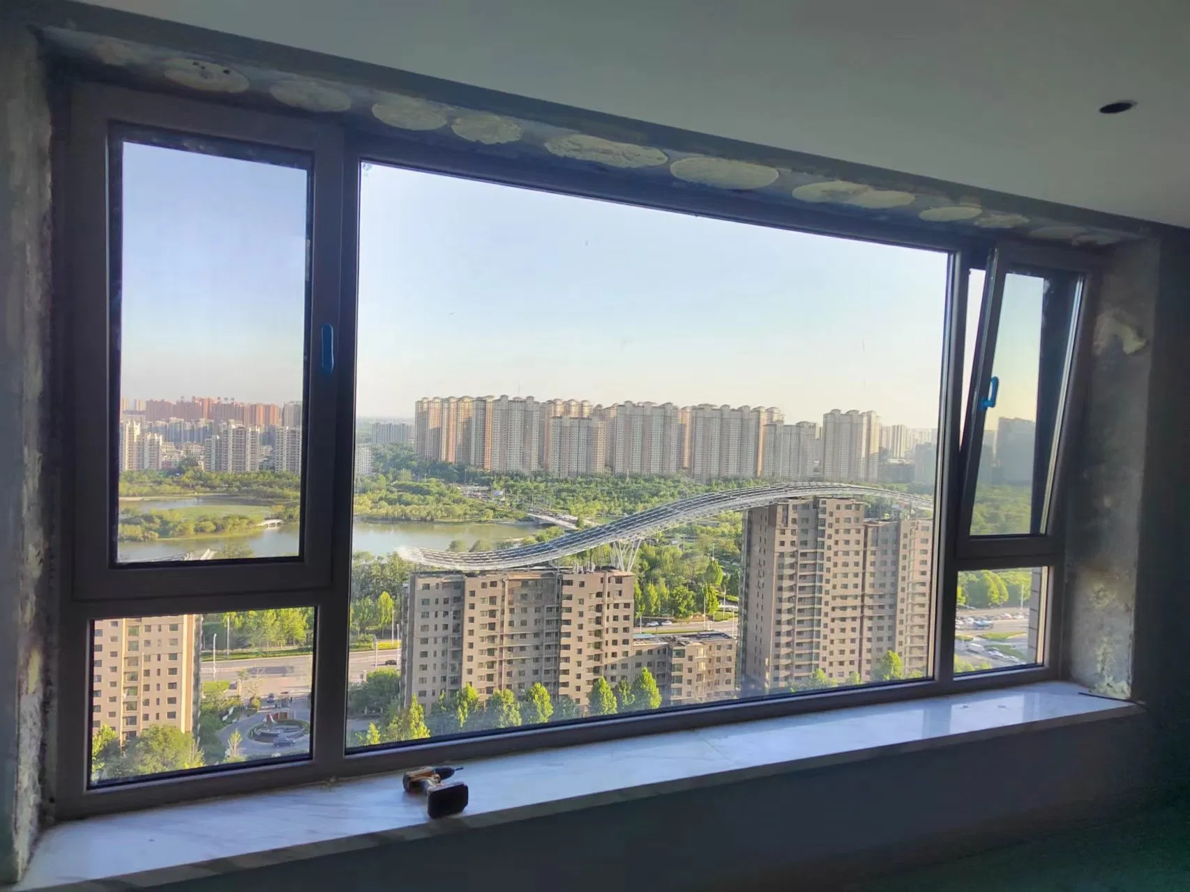 Nuevo diseño moderno popular de alta calidad ventanas de vidrio doble acristaladas con aislamiento térmico, gran ventana de bahía, ventana de casement de aluminio oscilobatiente para sala de estar y balcón