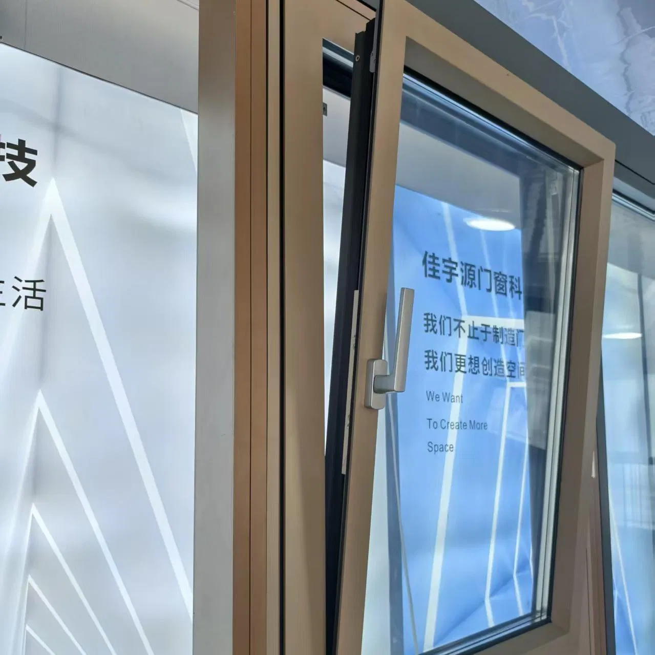 El fabricante produce ventanas de aluminio de hoja simple de alta calidad con vidrio de doble capa y un diseño deslizante