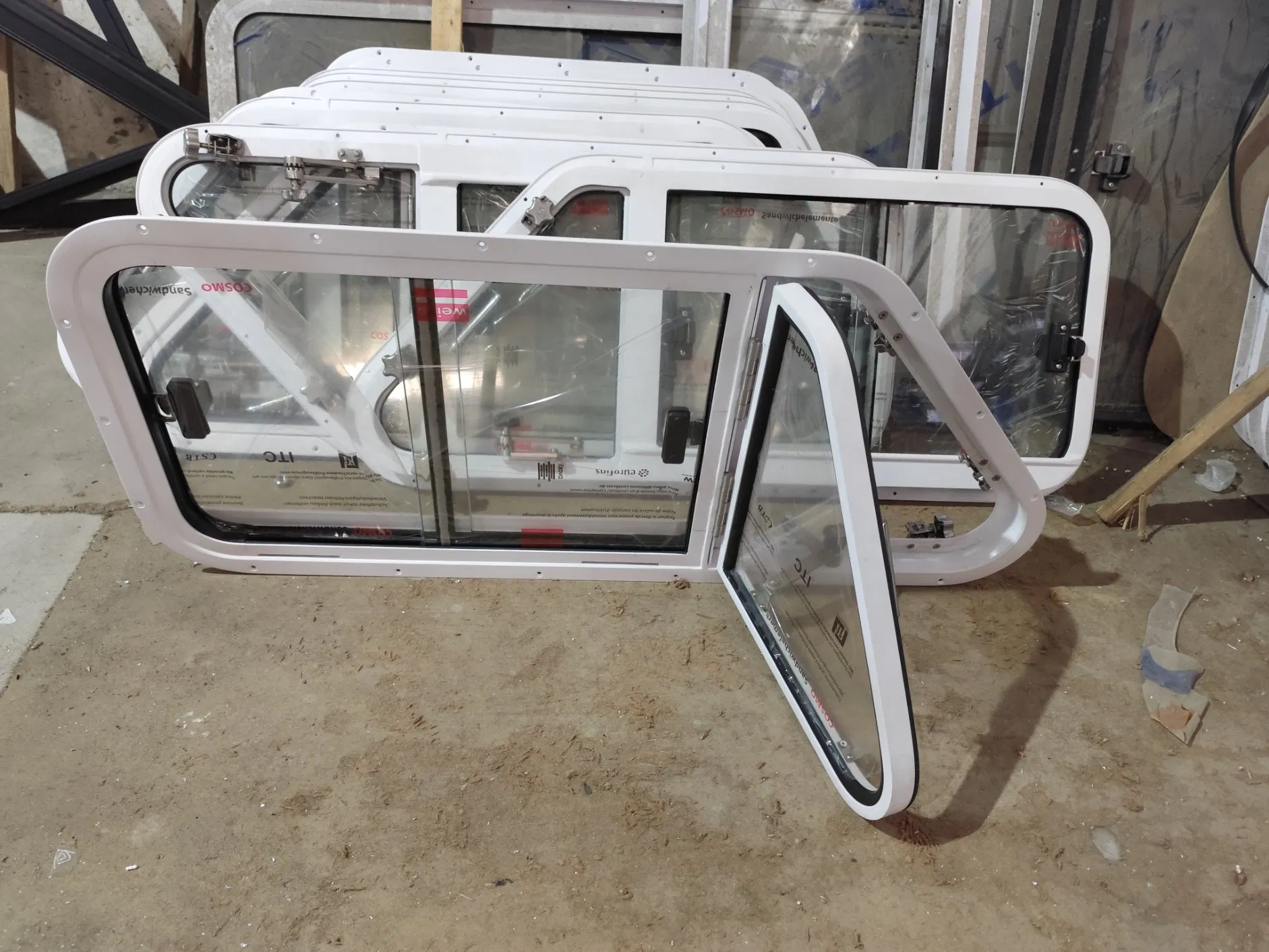 Hardware de aluminio ligero marino de doble hoja, ventana deslizante de forma especial a prueba de fuego para barco y yate