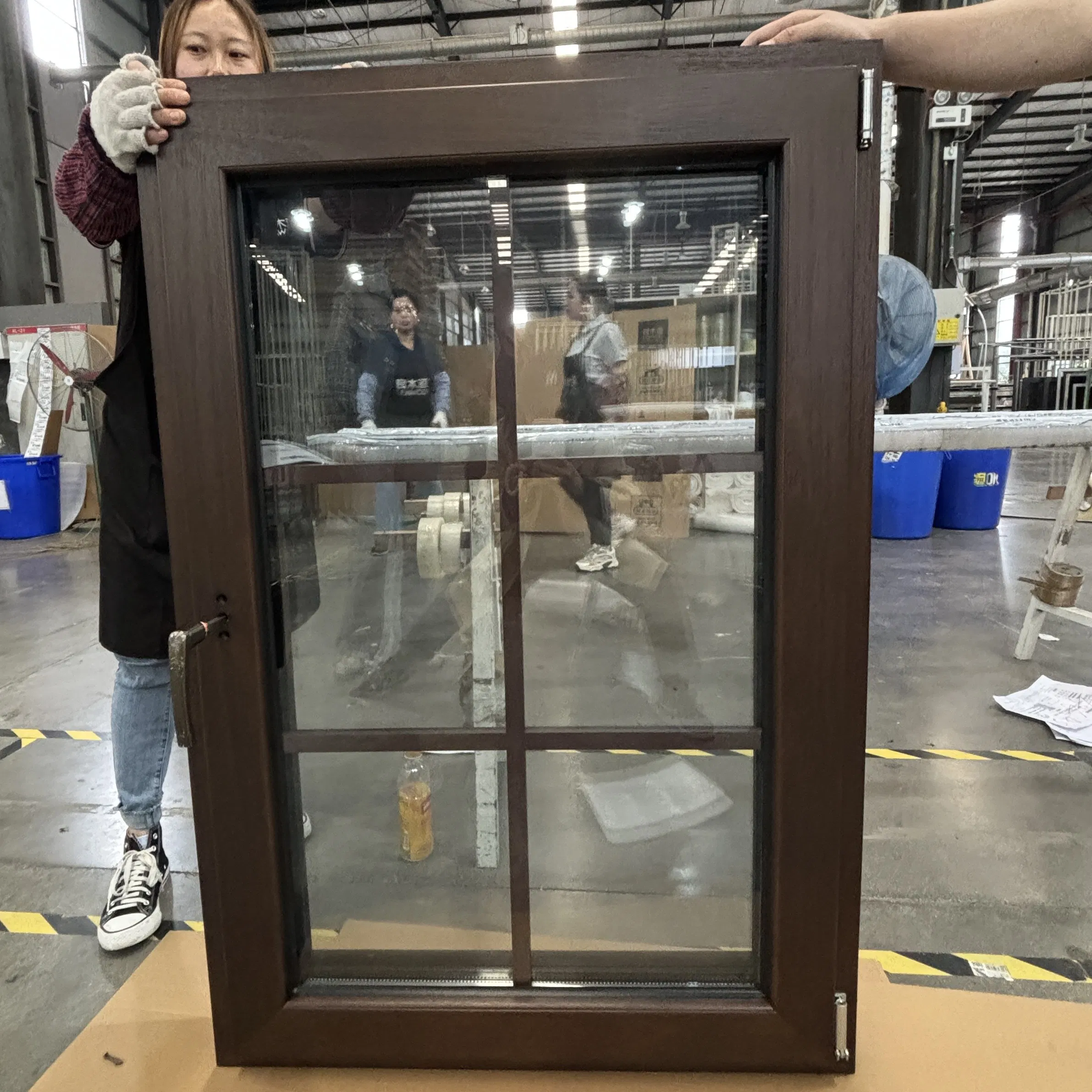 Marco de madera con apertura interior de ventana de doble o hoja simple de aluminio
