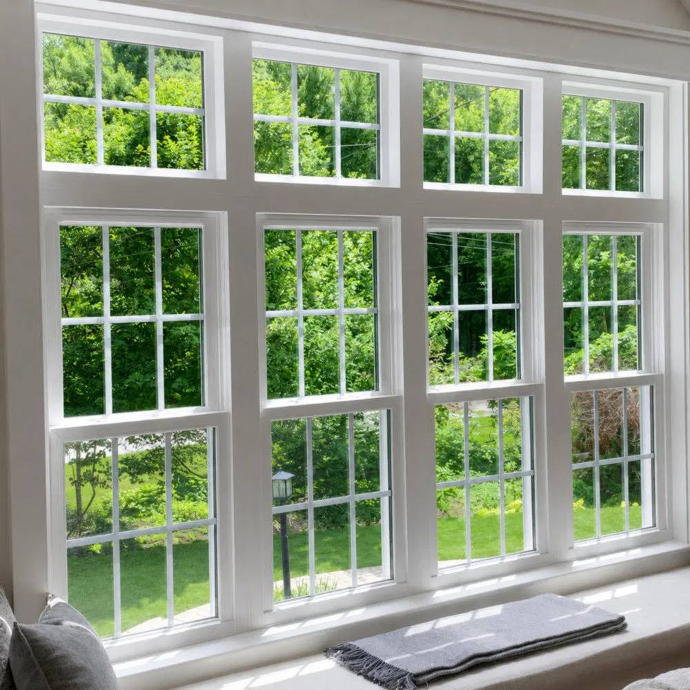 Ventana de aluminio de doble hoja con vidrio y rejilla de exterior negra