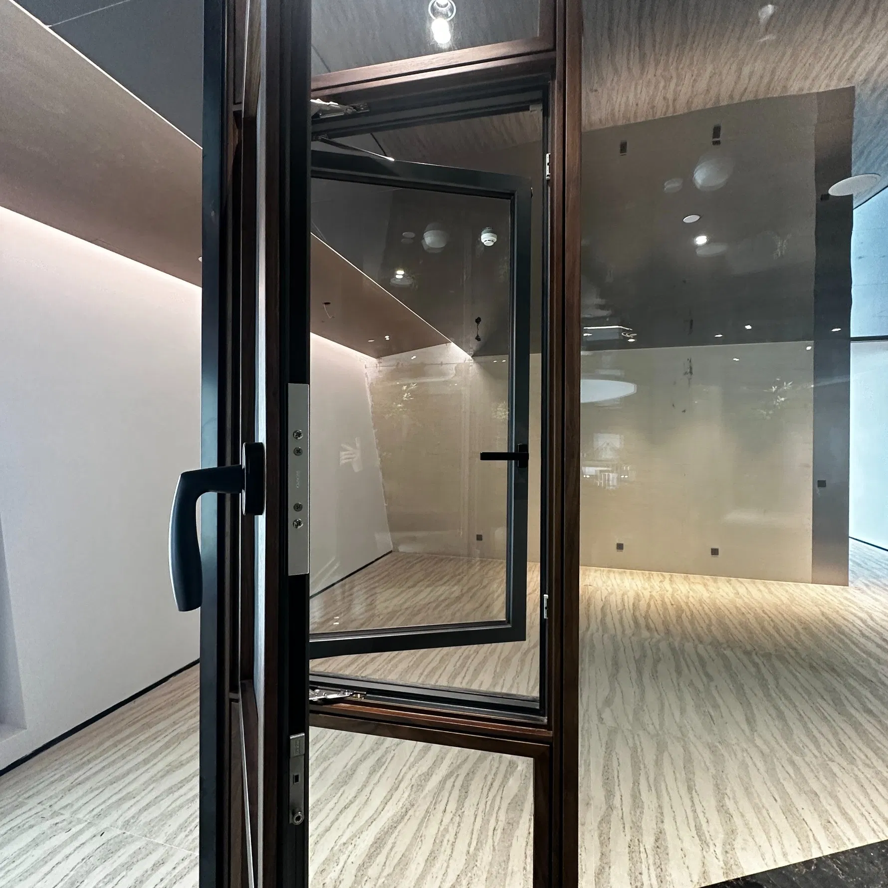 Ventana de casement oscilante de madera revestida de aluminio con vidrio de baja emisividad probado a prueba de agua