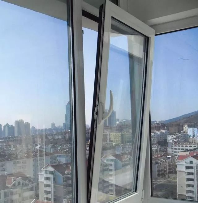 Ventana de doble arco con marco de aluminio y apertura interior y exterior