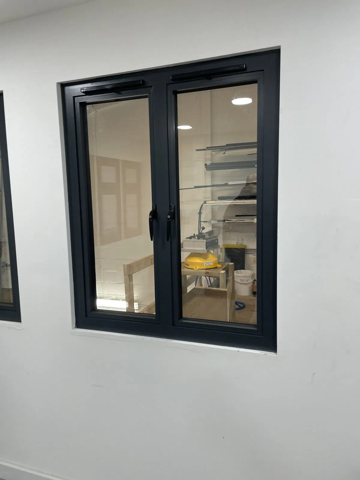 Ventana de casement de aluminio de color personalizado que combina con cualquier estilo arquitectónico
