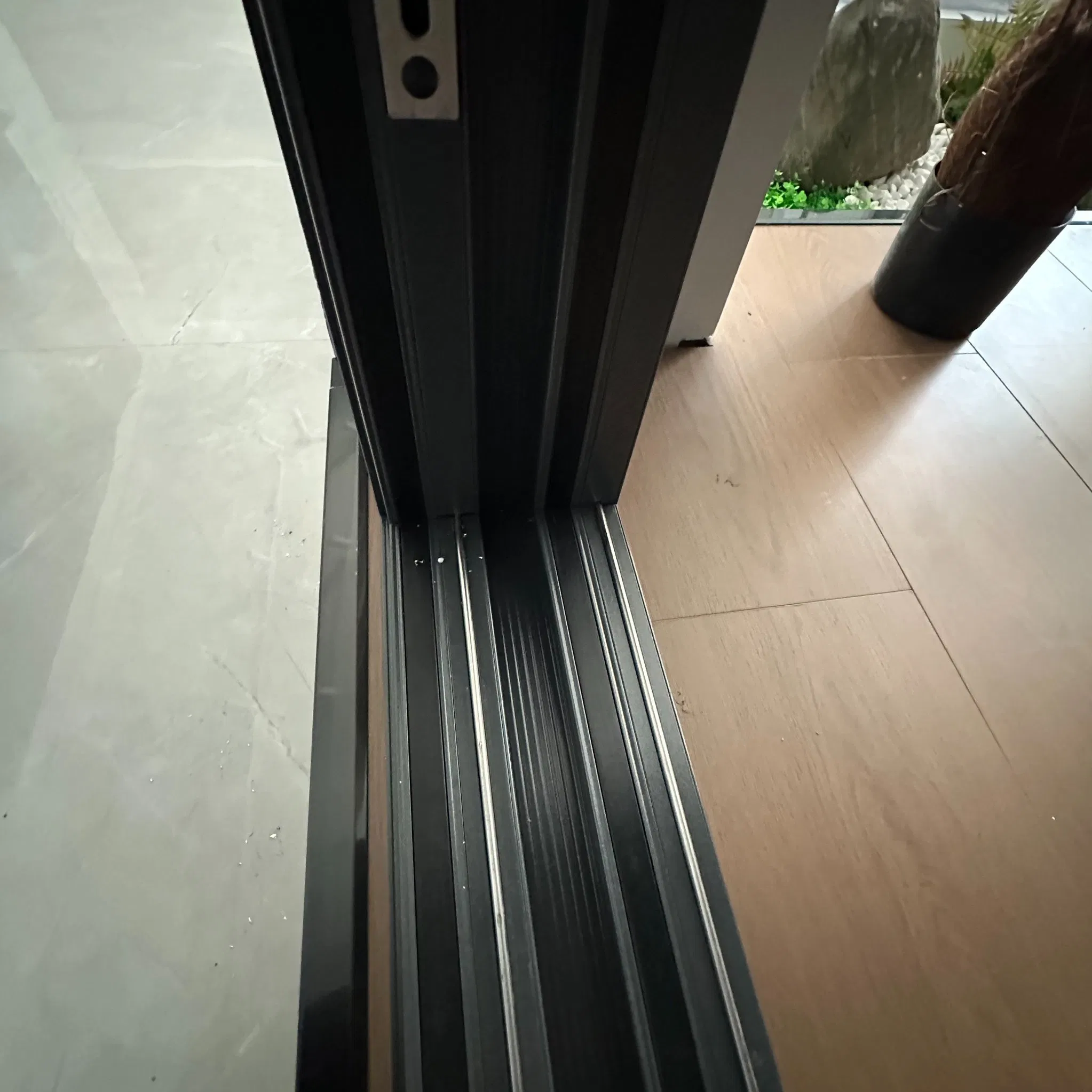 Ventanas deslizantes premium con pantallas invisibles para hogares modernos
