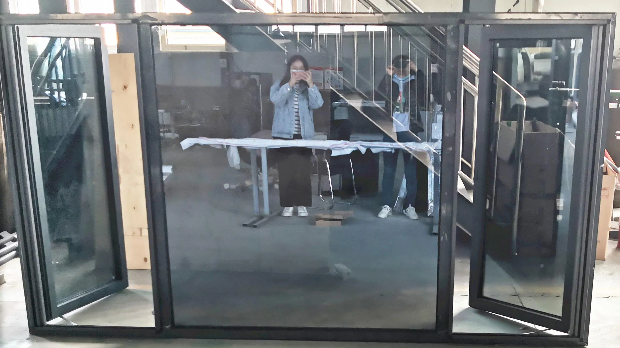 Ventana de casement moderna de aluminio negro con vidrio tintado