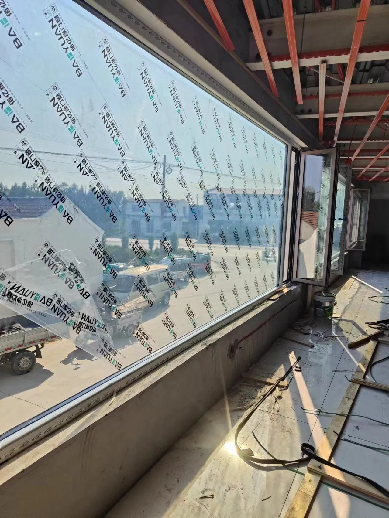Estilo de decoración arquitectónica moderna americana, ventana de casement con marco de aluminio y vidrio gris oscuro, duradera y refinada