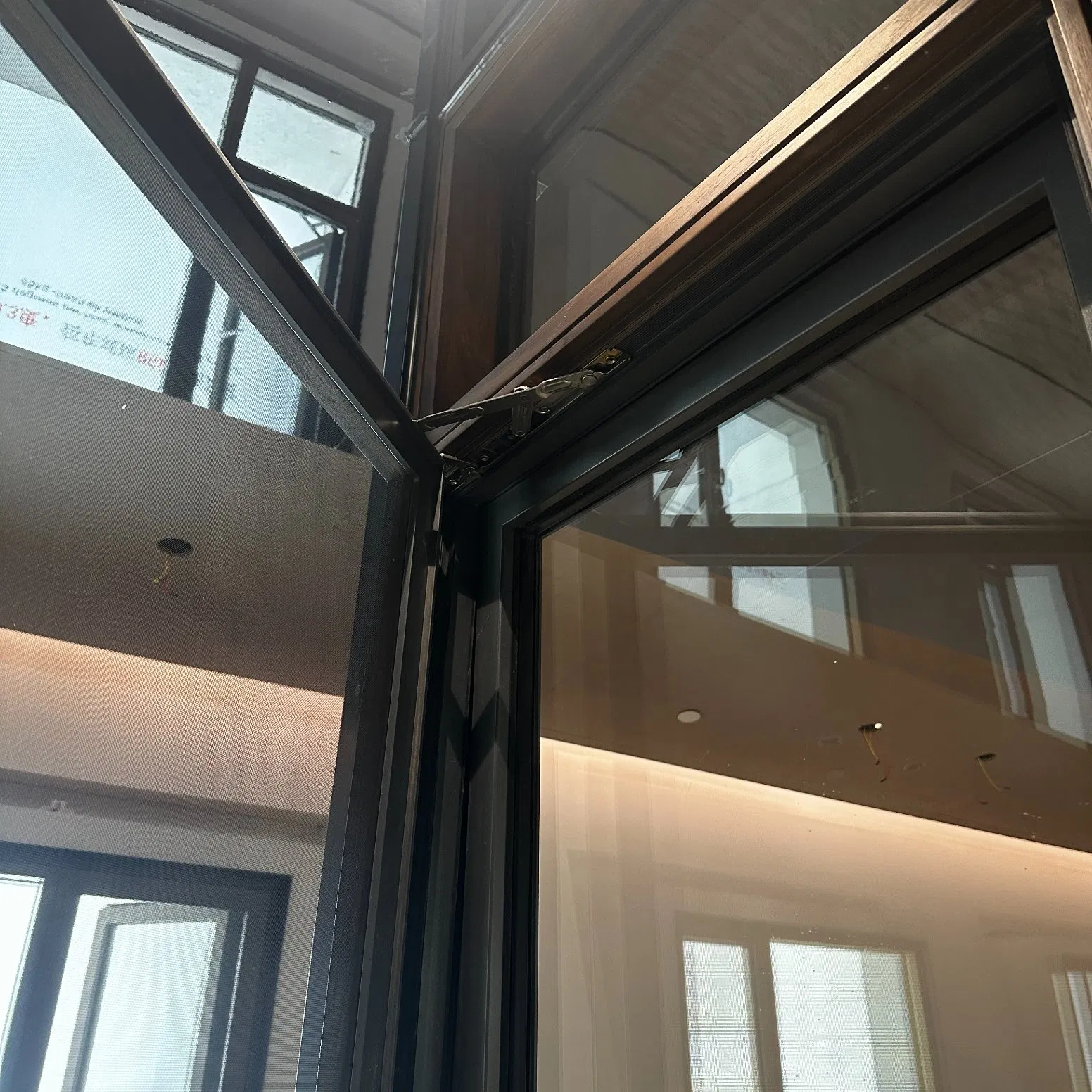 Ventana de casement oscilante de madera revestida de aluminio con vidrio de baja emisividad probado a prueba de agua