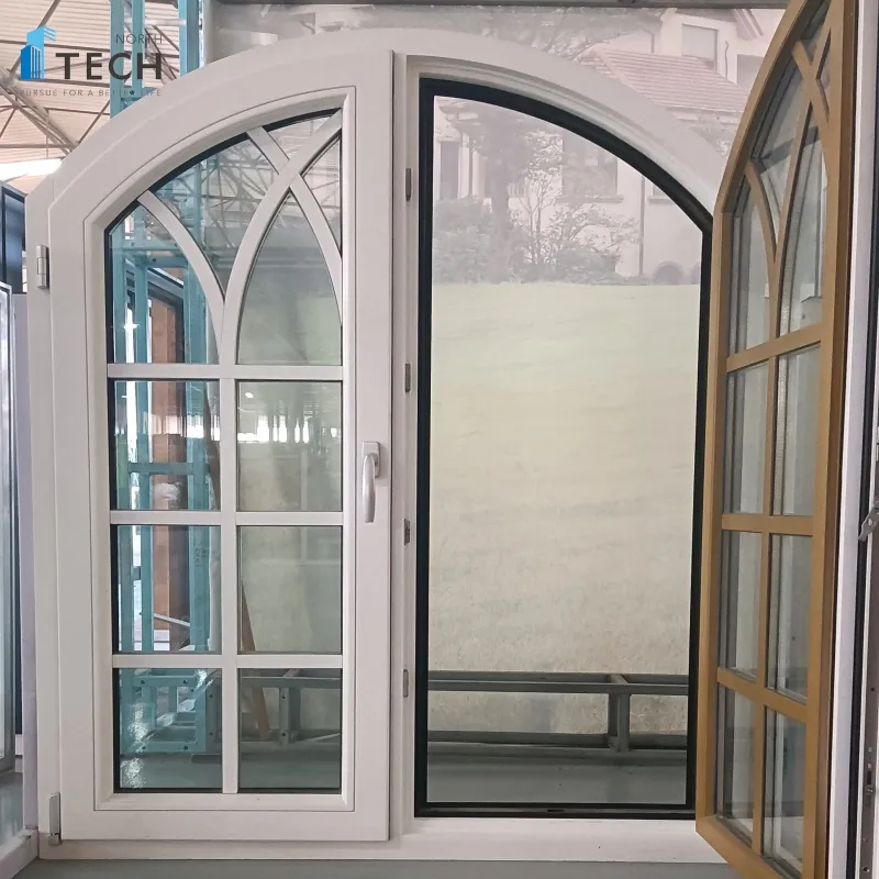 Ventana Arqueada con Patrón de Madera