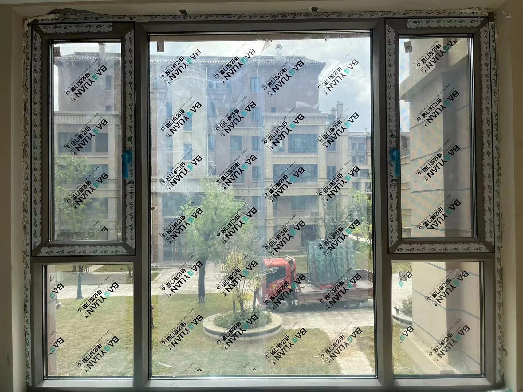 Ventana de doble acristalamiento de aluminio negro moderno y popular con apertura oscilobatiente