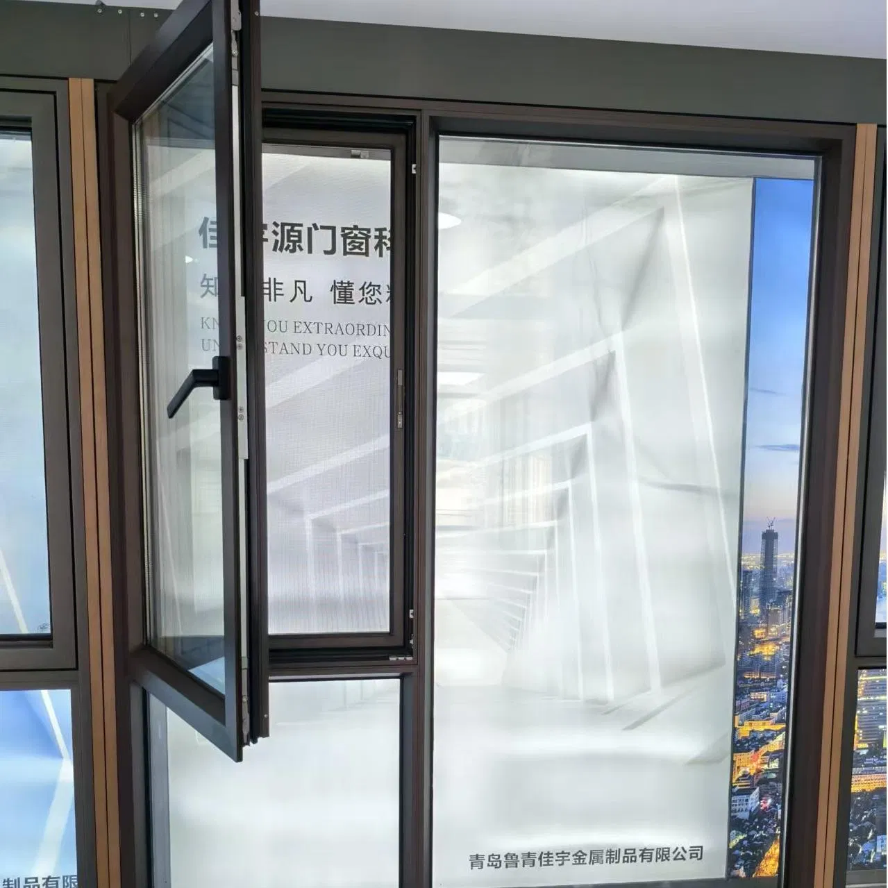 El fabricante produce ventanas de aluminio de hoja simple de alta calidad con vidrio de doble capa y un diseño deslizante