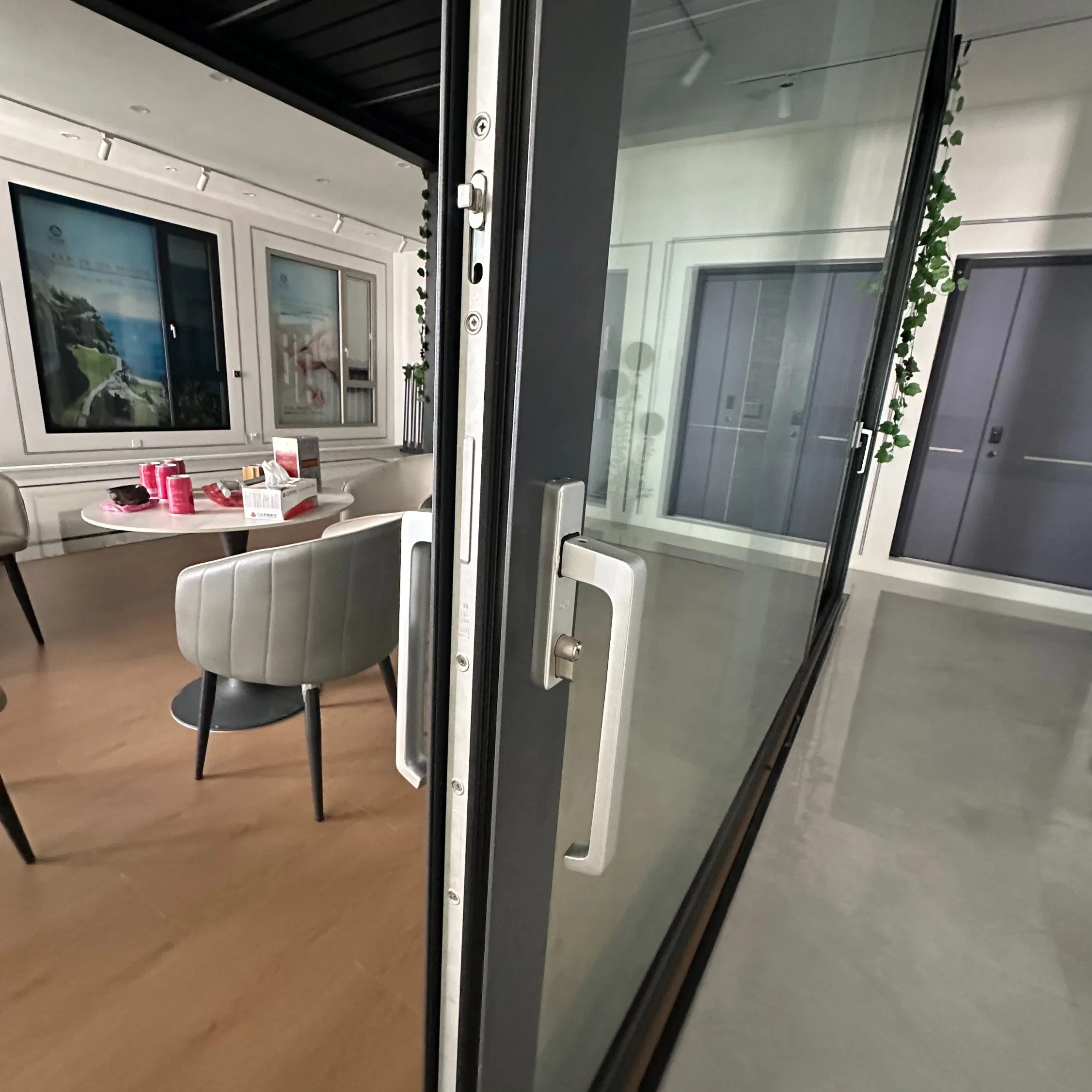 Ventanas deslizantes premium con pantallas invisibles para hogares modernos