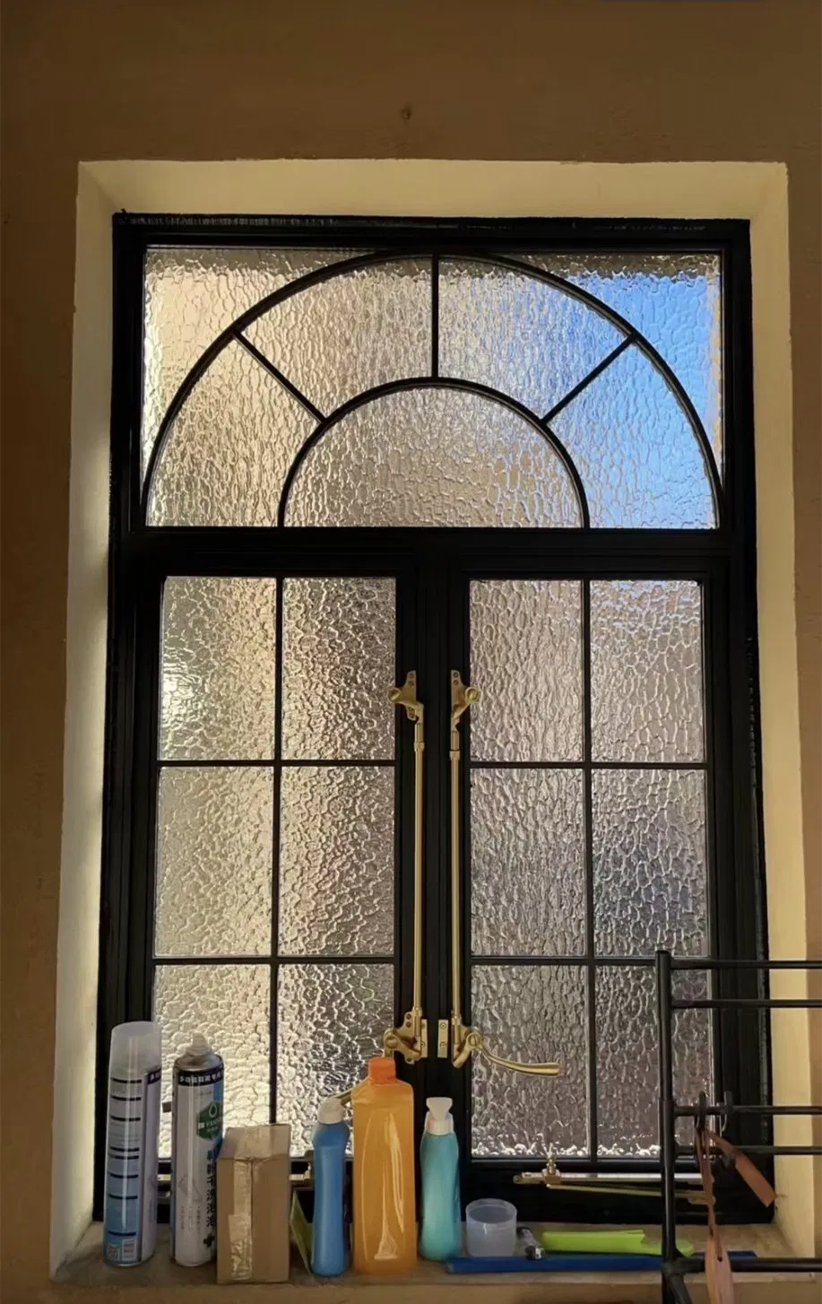 Ventana de aluminio con parte superior arqueada y vidrio aislante de doble panel para villa