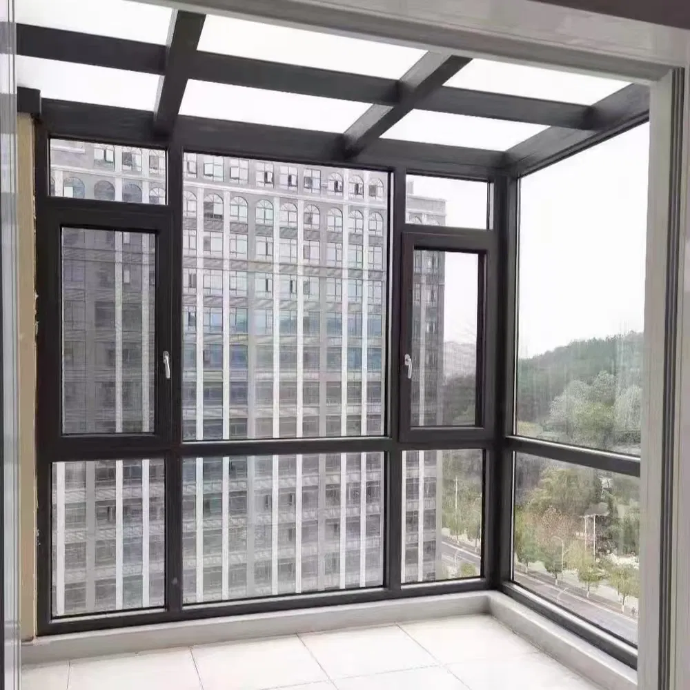 El fabricante produce ventanas de aluminio de hoja simple de alta calidad con vidrio de doble capa y un diseño deslizante