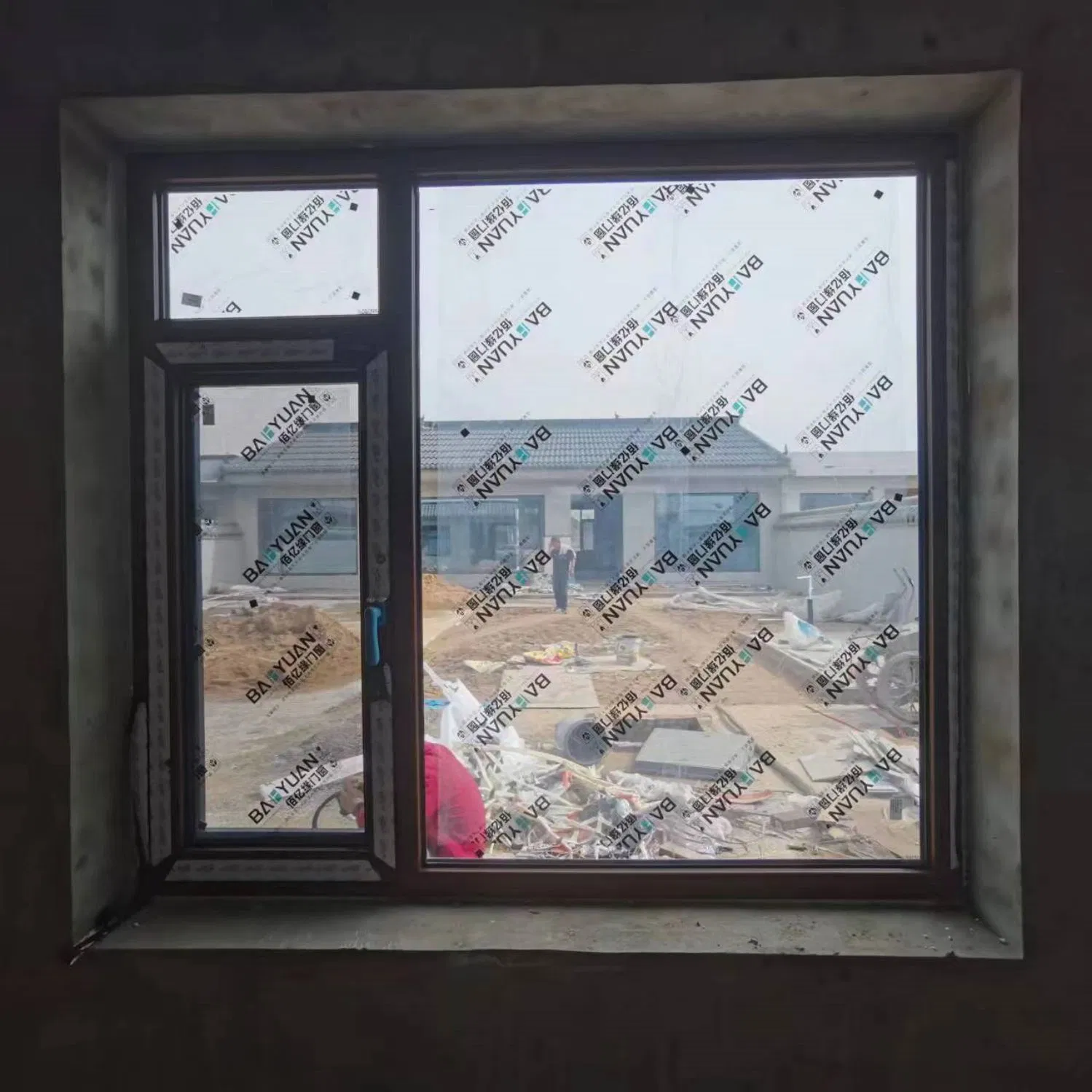 Ventana de doble acristalamiento de aluminio negro moderno y popular con apertura oscilobatiente